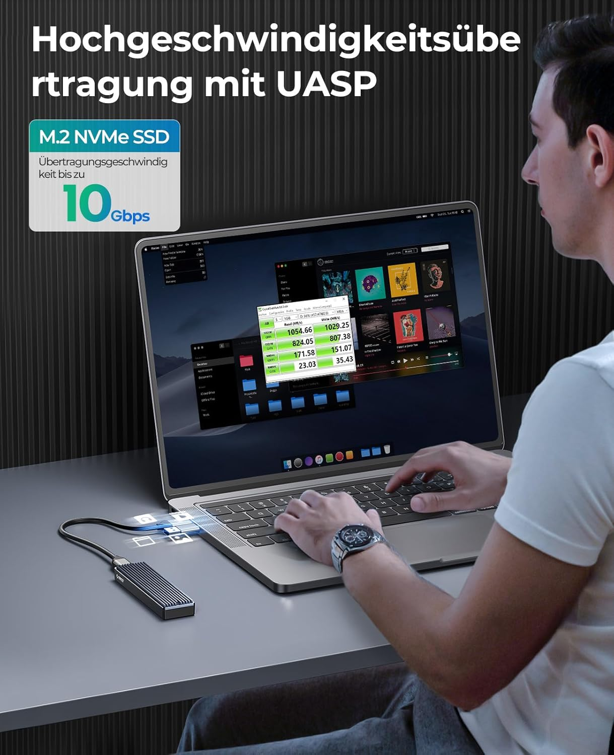 Mann nutzt Laptop mit externer NVMe SSD, die 10Gbps erreicht.