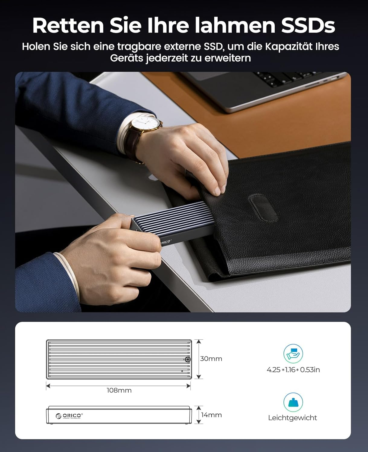 Mann nimmt externe SSD aus Tasche. Maße und Gewicht sind angegeben.