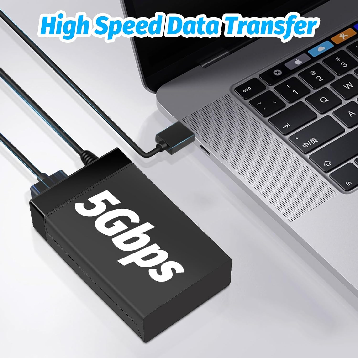 Ein schwarzes Gerät mit 5Gbps beschriftet ist mit einem Laptop verbunden.