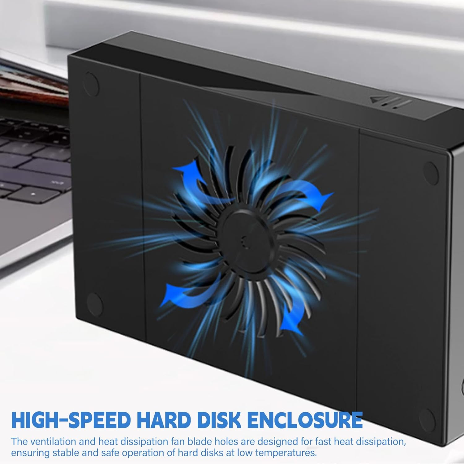 Schwarzes Festplattengehäuse mit blauen Luftstromgrafiken, neben einem Laptop.