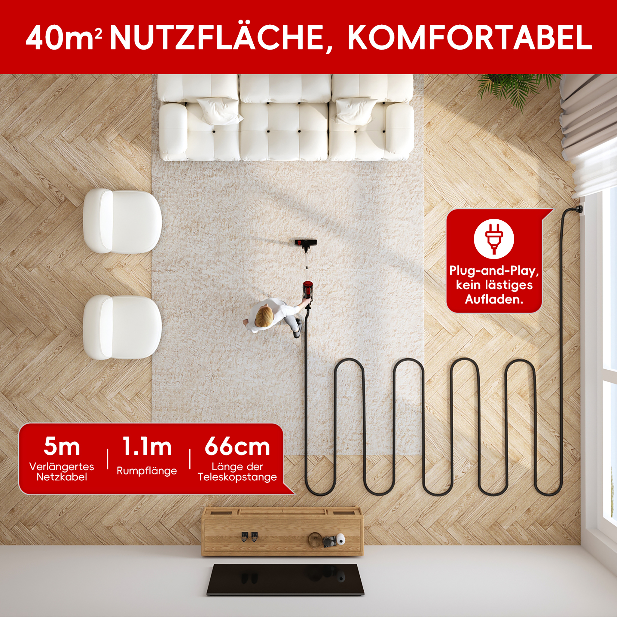 Staubsauger wird von Person auf hellem Teppich genutzt, daneben Sofa.