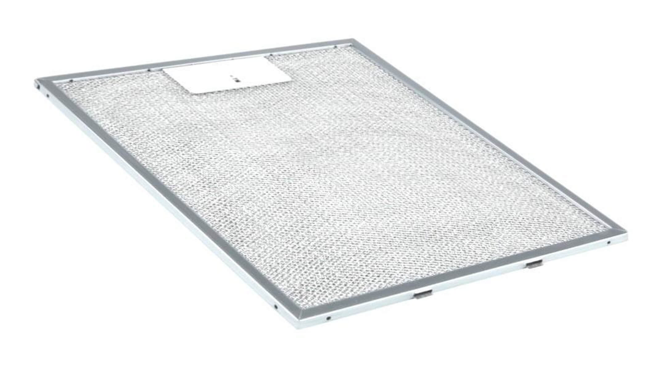 Ein rechteckiger Metallfilter für eine Dunstabzugshaube auf weißem Hintergrund.