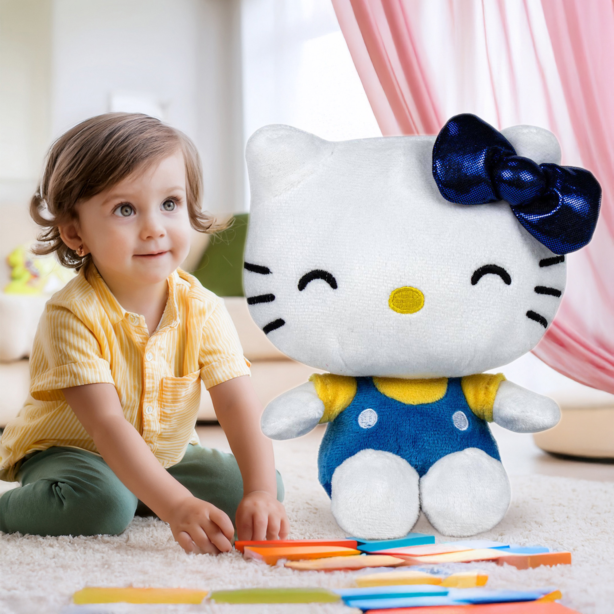 Ein kleines Kind spielt mit einem Hello Kitty Plüschtier und bunten Bausteinen.