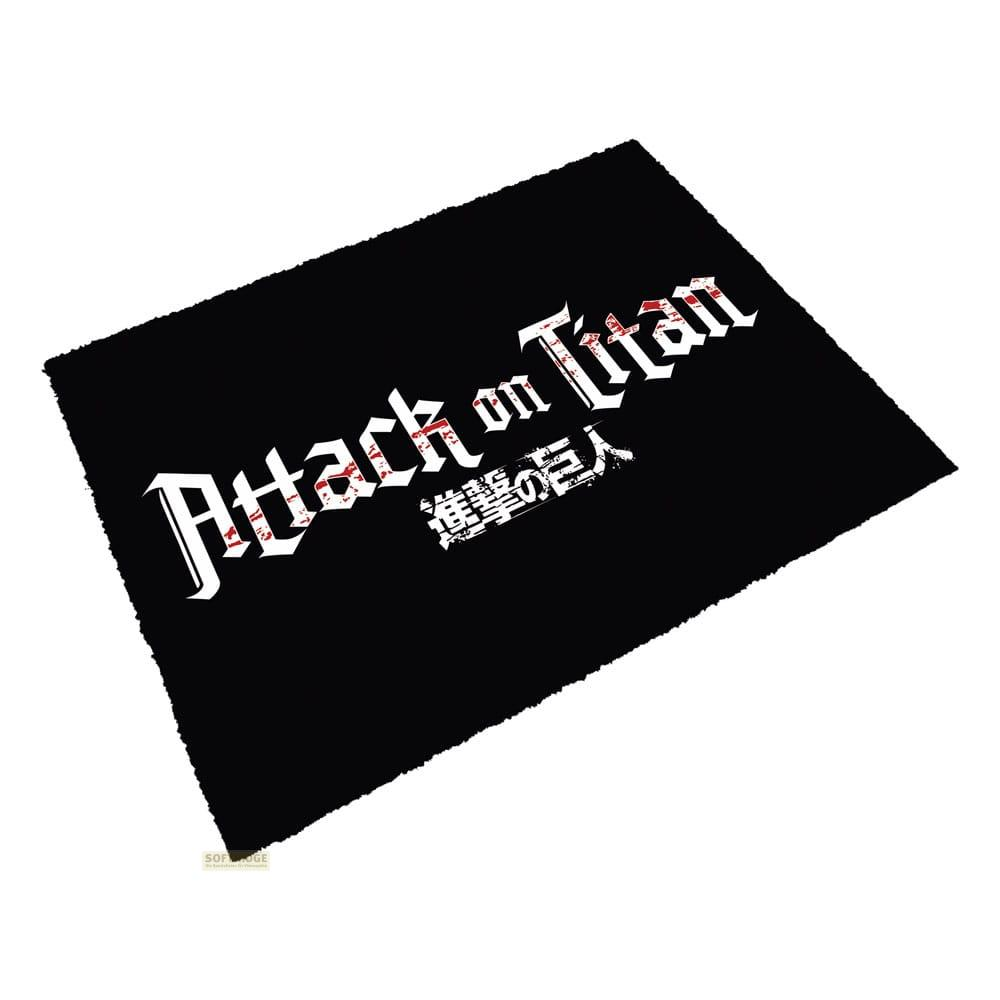 Schwarz mit „Attack on Titan“-Logo und japanischen Schriftzeichen.
