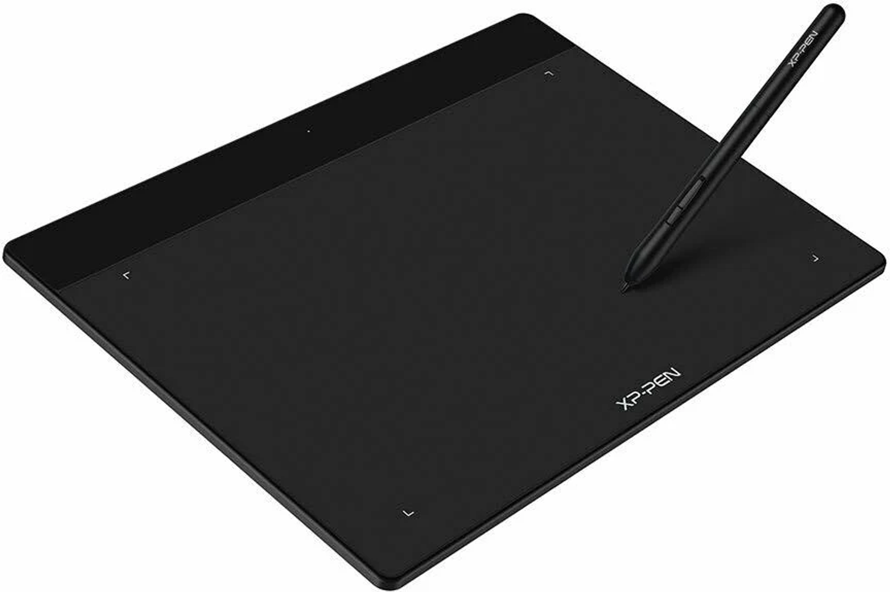Ein schwarzes Grafiktablett mit einem Stift. Auf dem Tablett steht XP-PEN.