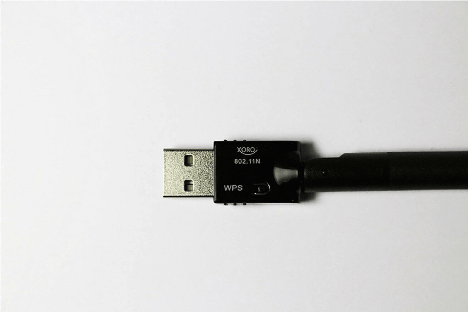 Ein schwarzer WLAN-Adapter mit USB-Anschluss und "802.11N" und "WPS" Beschriftung.