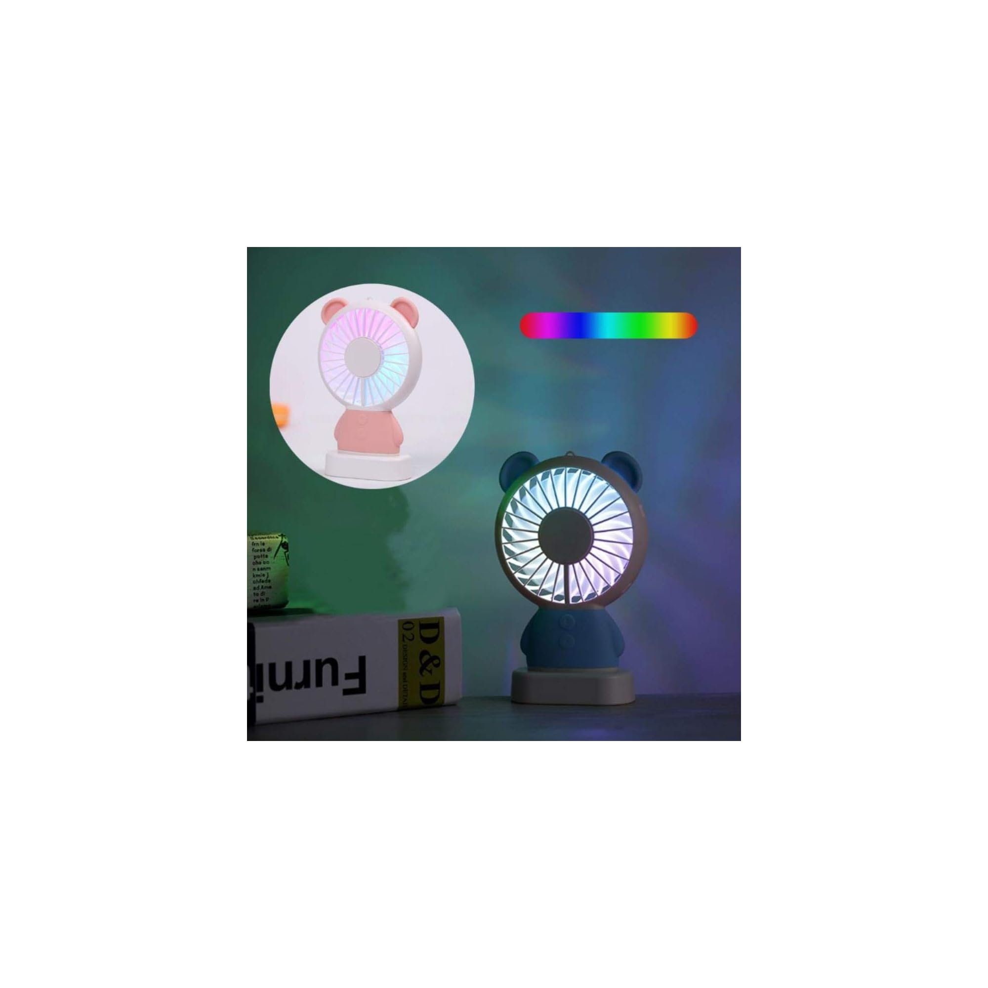 Ein blauer Teddybär-Ventilator mit bunten Lichtern steht neben Büchern.