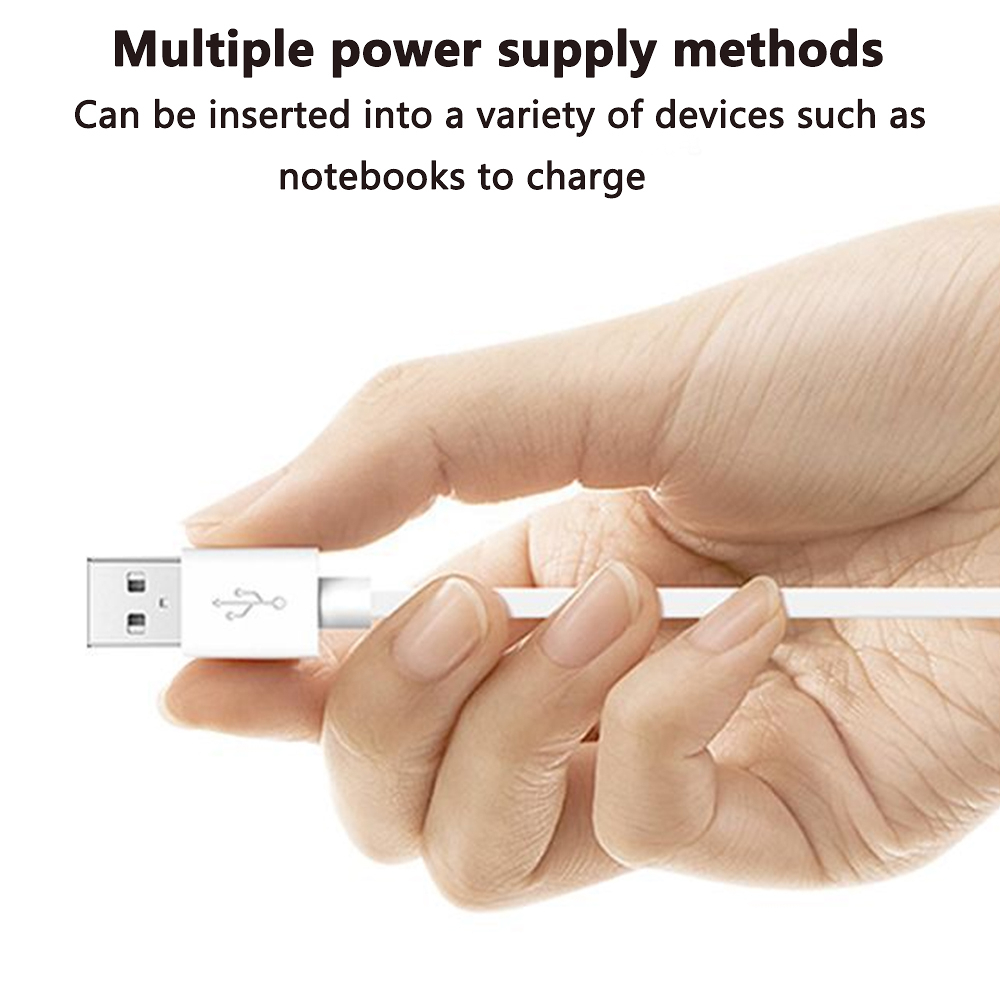 Eine Hand hält ein weißes USB-Kabel mit einem Stecker, der ein Ladesymbol zeigt.
