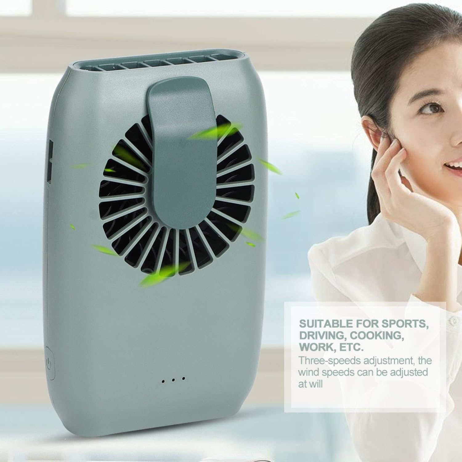 Ein grauer Nackenventilator mit Lüfterblättern und einer Klammer, neben einer lächelnden Frau.