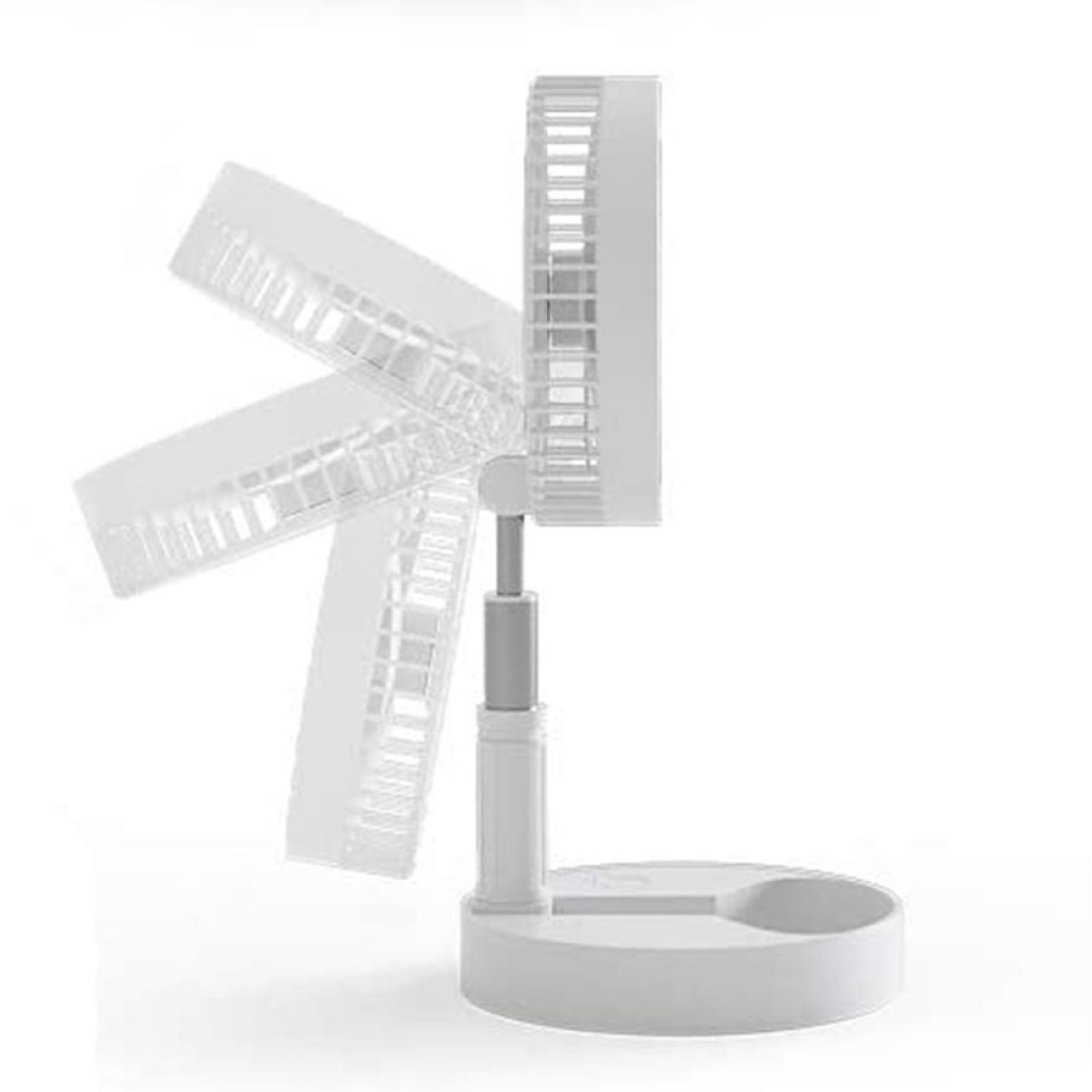 Ein weißer, zusammenklappbarer Ventilator mit verstellbarem Kopf auf einem runden Sockel.