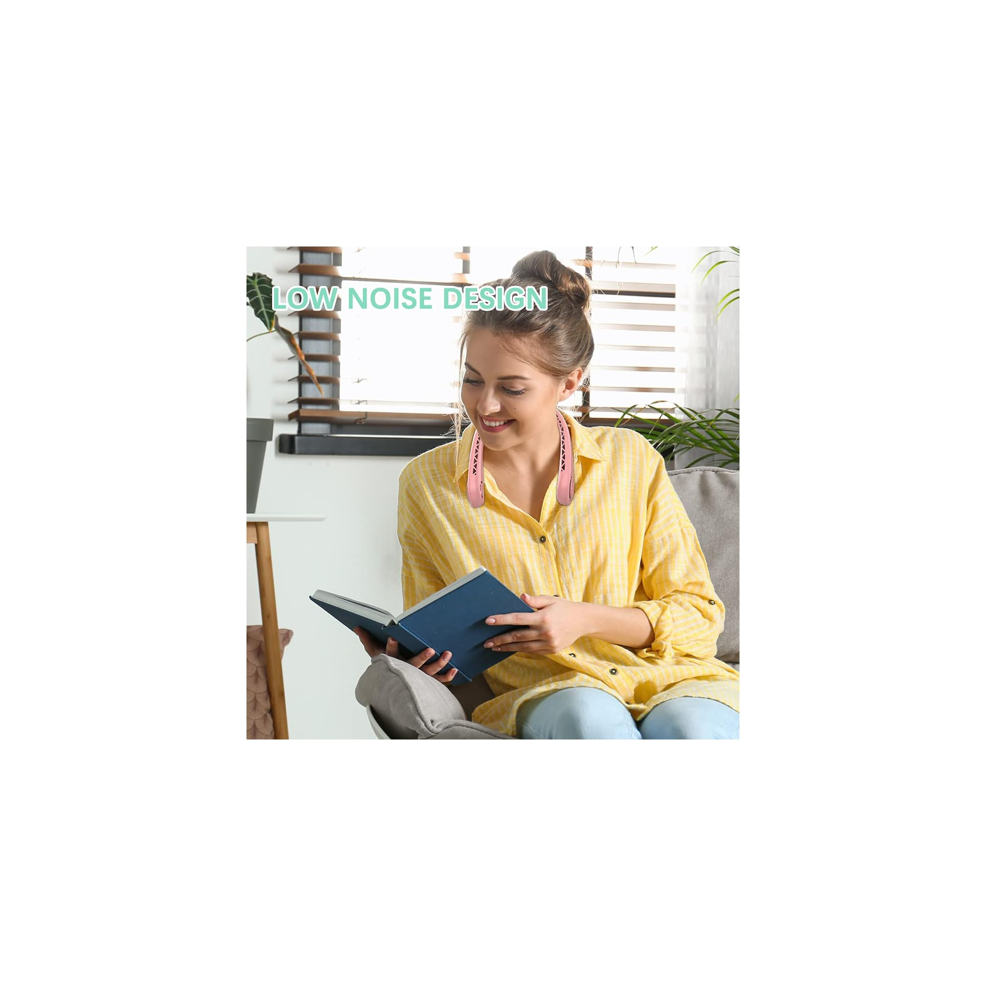 Eine Frau in einem gelben Hemd liest ein Buch, trägt einen rosa Nackenventilator.