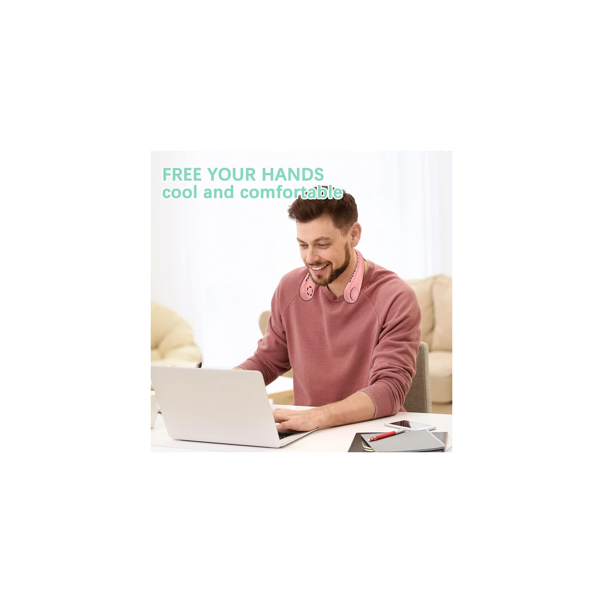 Mann mit Halsventilator arbeitet am Laptop.