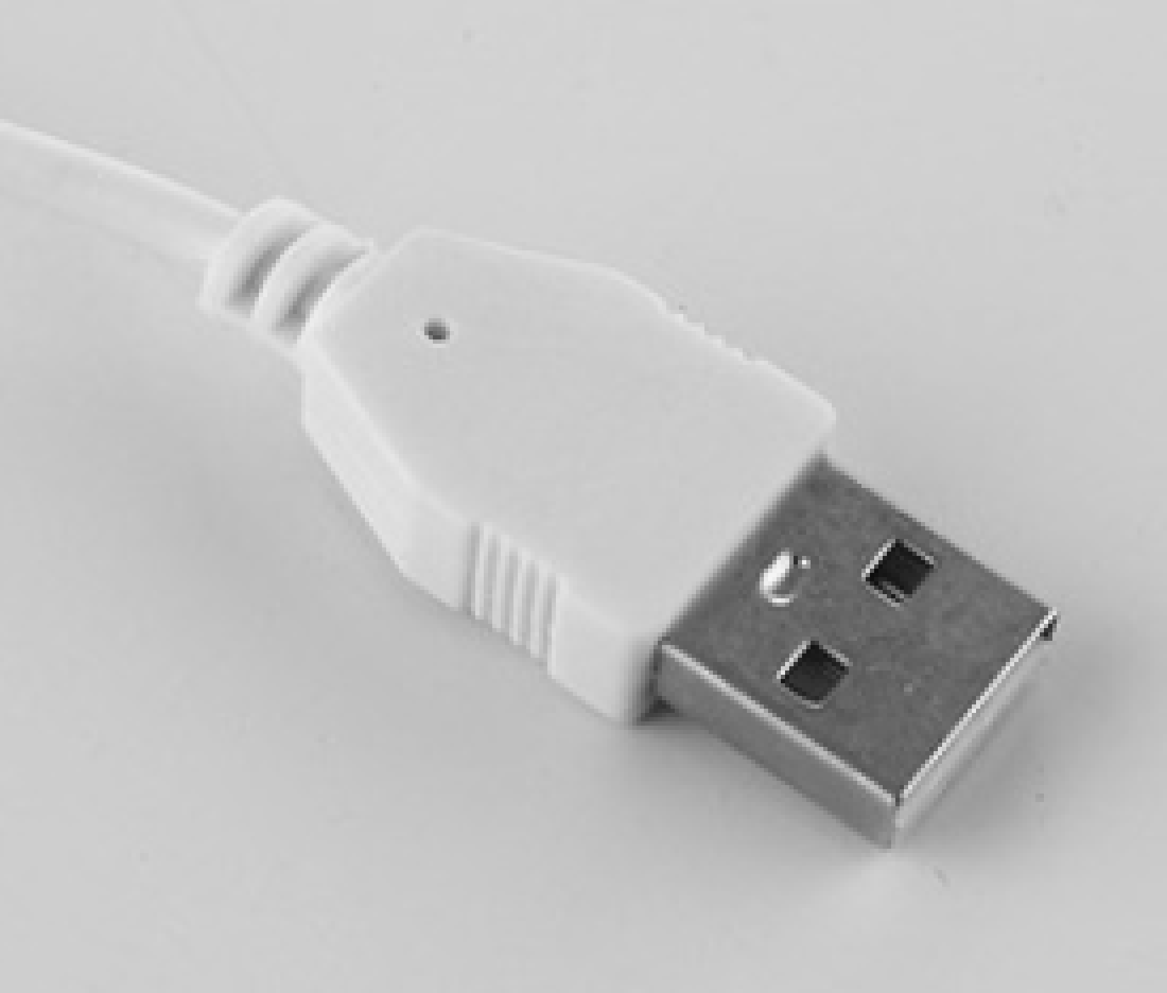 Ein weißes USB-Kabel mit einem silbernen Stecker auf grauem Hintergrund.