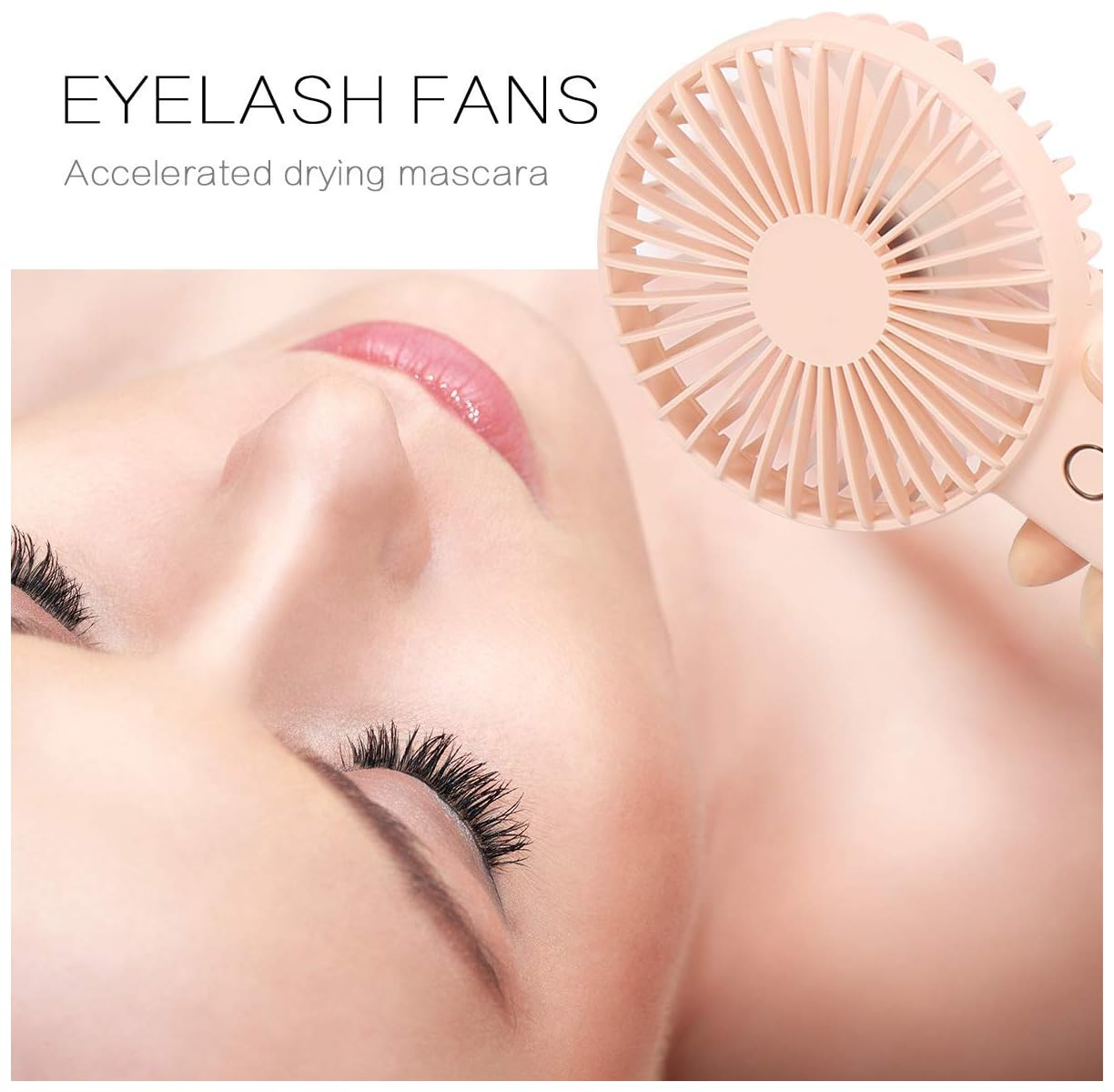 Nahaufnahme eines Frauengesichts mit geschlossenen Augen und einem rosa Fächer zum Trocknen von Mascara.