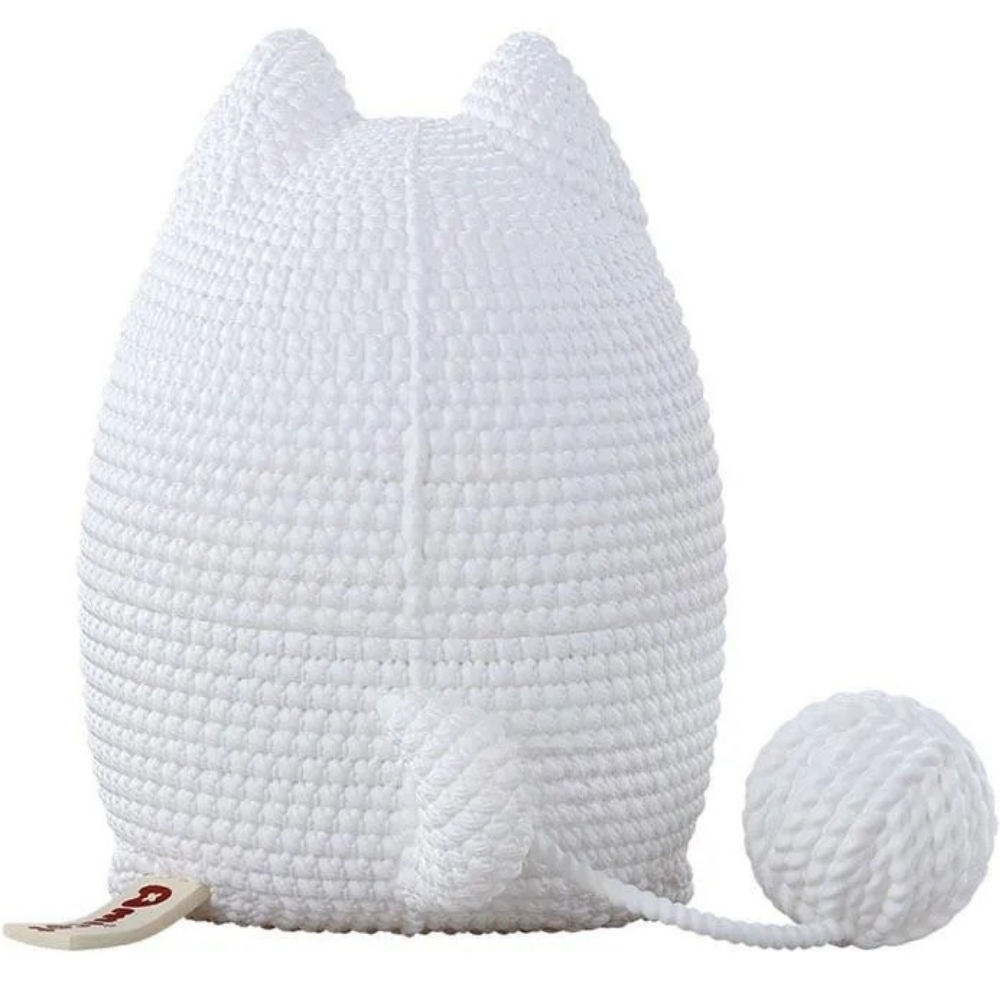 Cesto bianco da gatto all'uncinetto con gomitolo e coda.