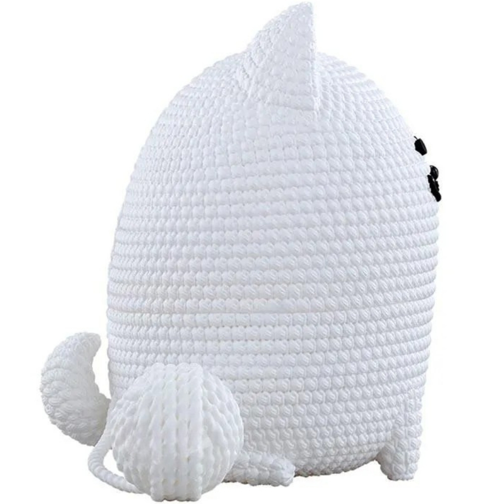 Gatto bianco lavorato a maglia con occhi neri e palla rotonda.