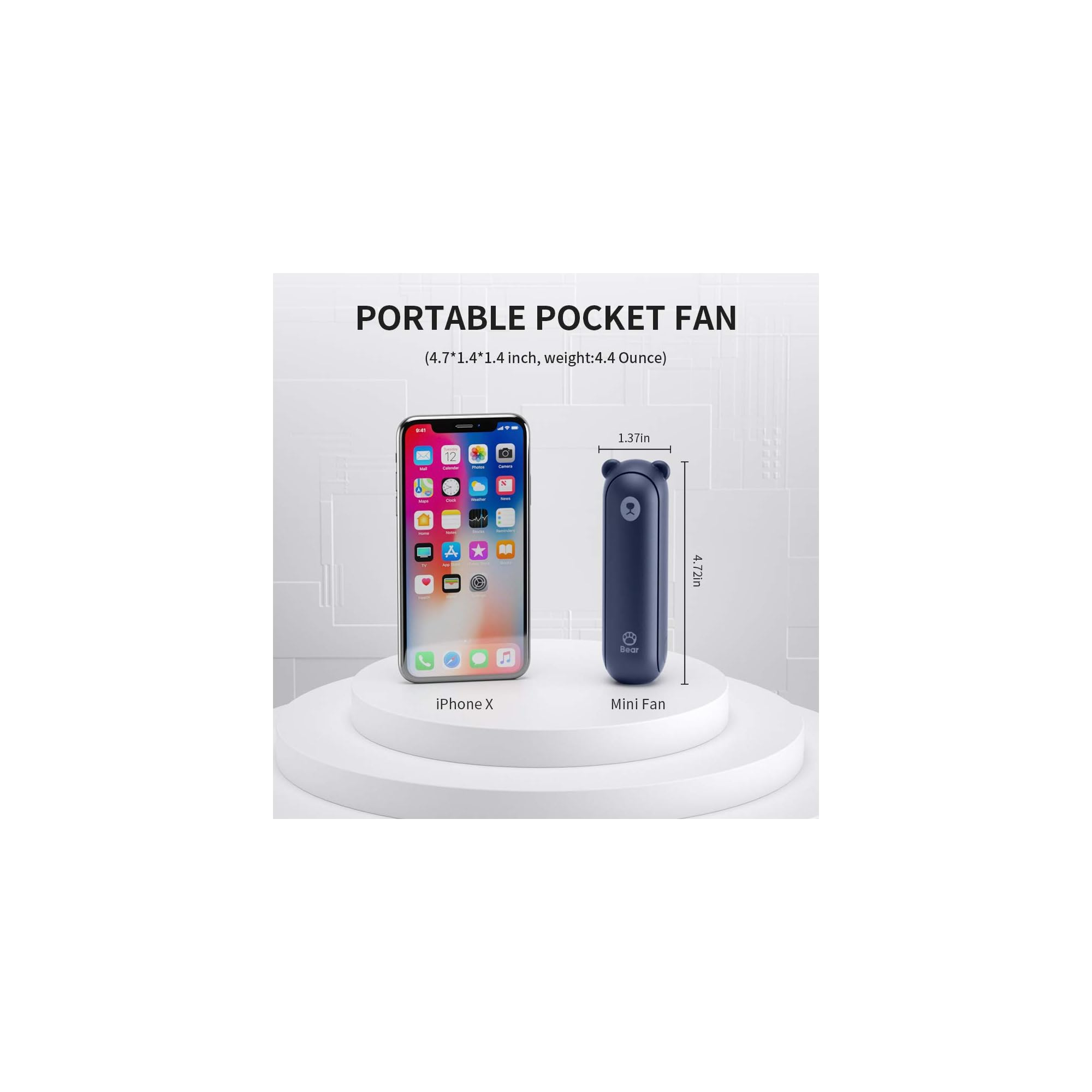 Blauer Mini-Ventilator neben einem iPhone X auf weißen Podesten.