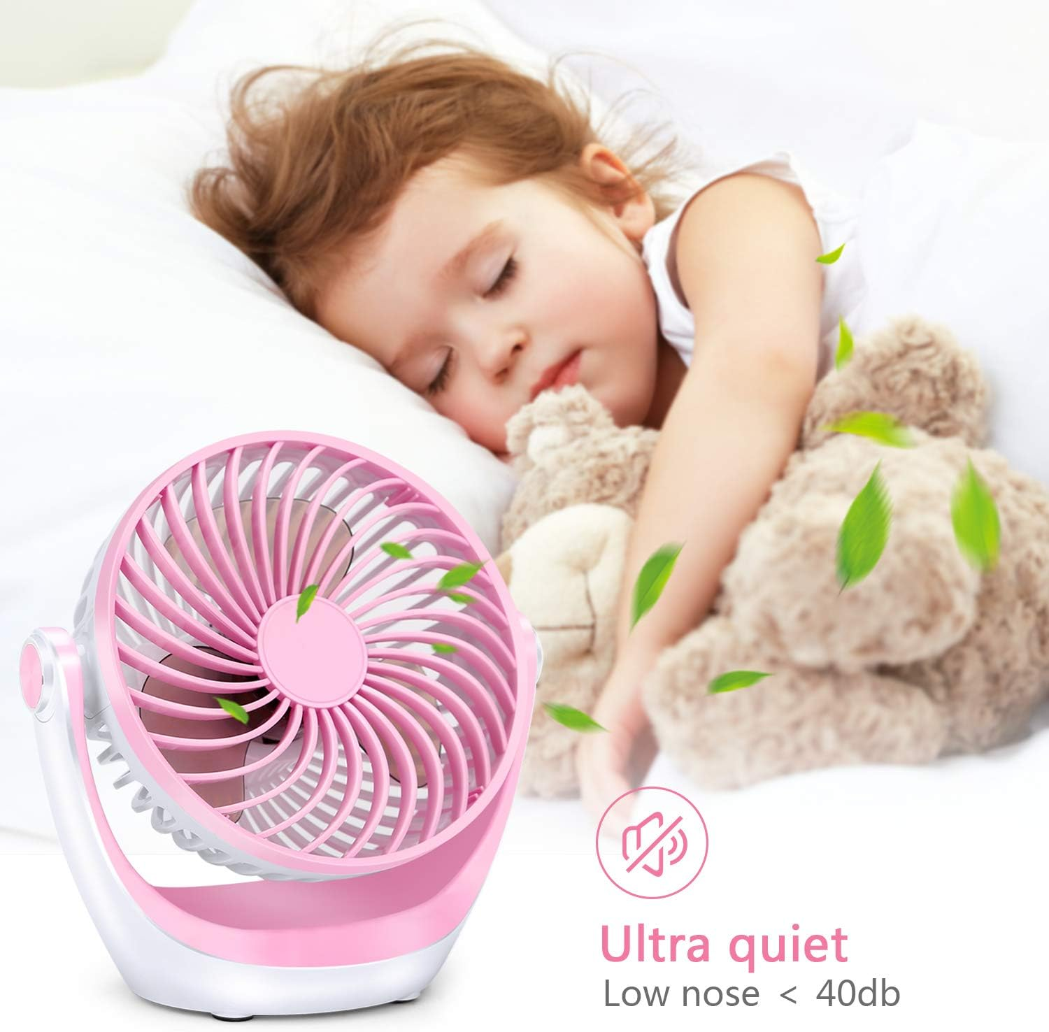 Ein rosa Ventilator steht neben einem schlafenden Kind mit Teddybär.