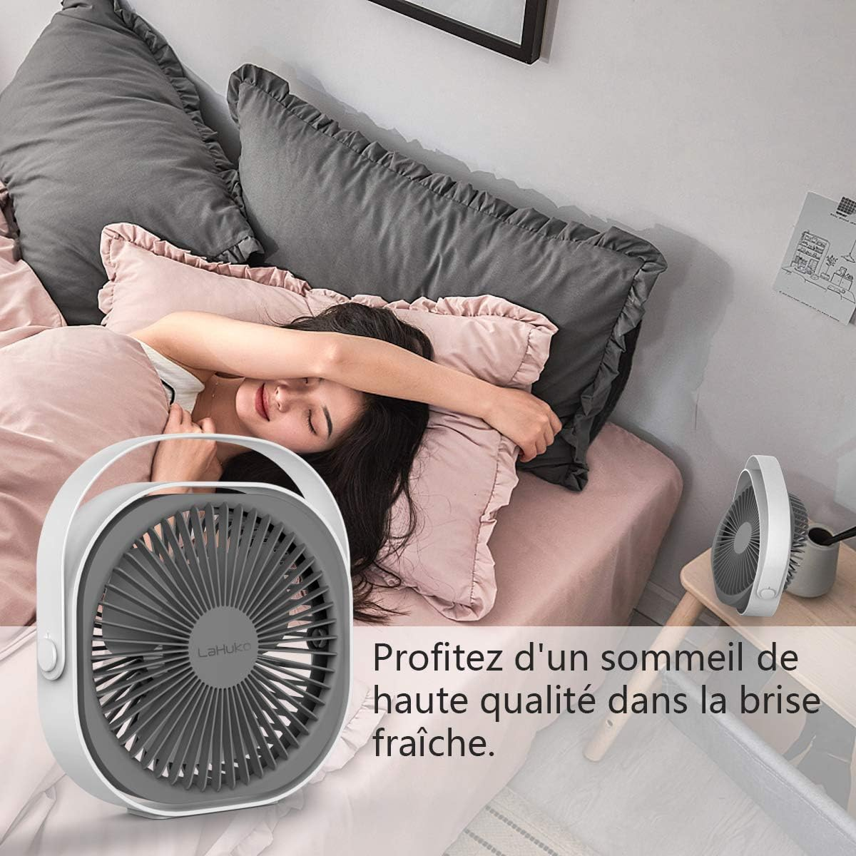 Eine Frau schläft im Bett, ein kleiner Ventilator steht daneben.