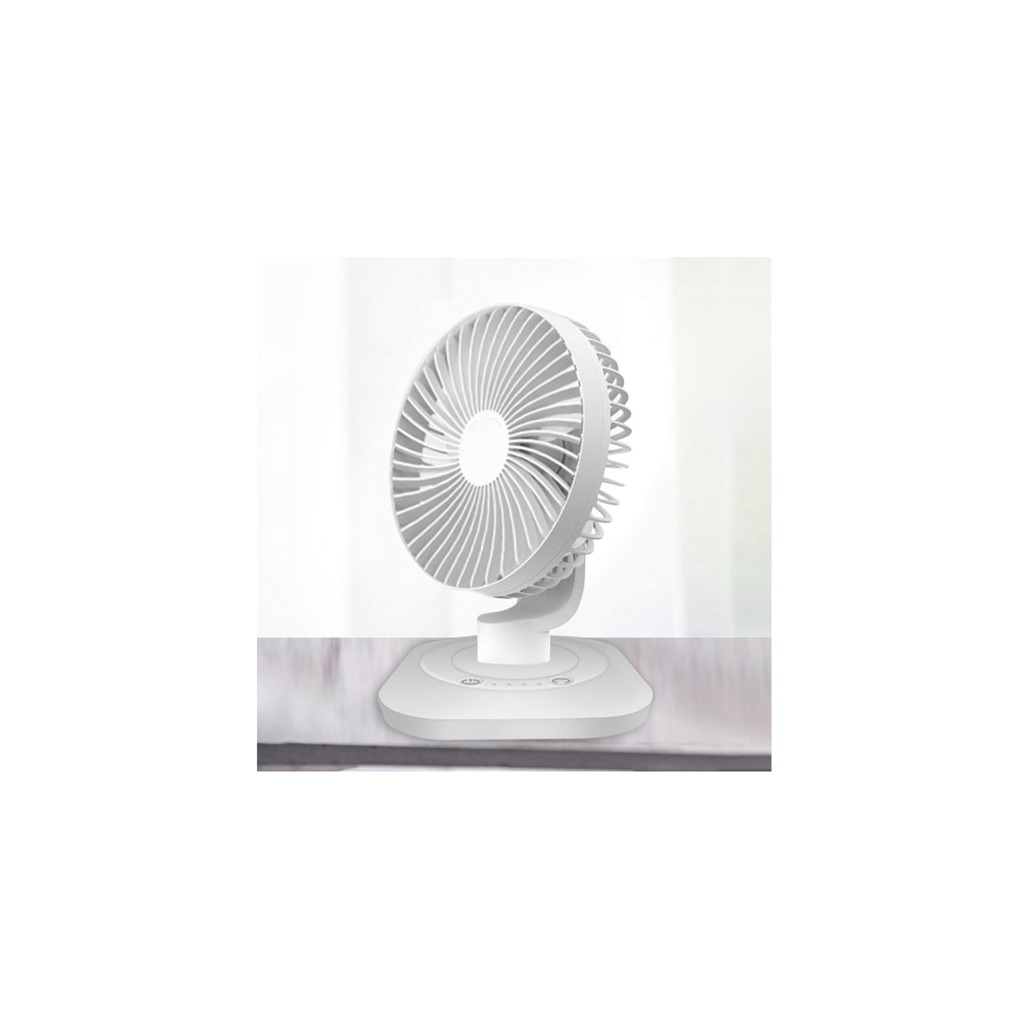 Ein kleiner weißer Tischventilator steht auf einer Oberfläche mit einer Vorhang-ähnlichen Kulisse.