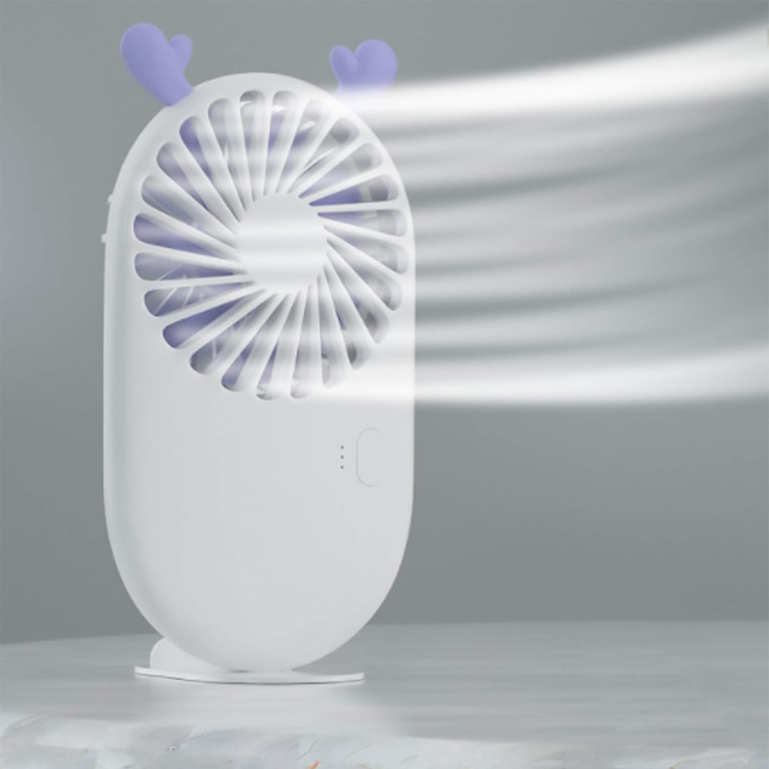 Ein weißer tragbarer Ventilator mit lila Hirschgeweih bläst Luft.