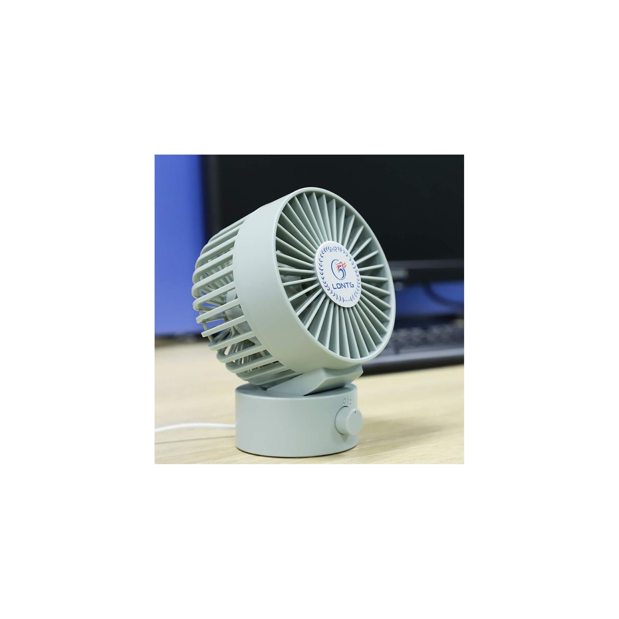 Ein kleiner, hellgrüner Ventilator mit einem Knopf und einem Logo auf dem Gitter.