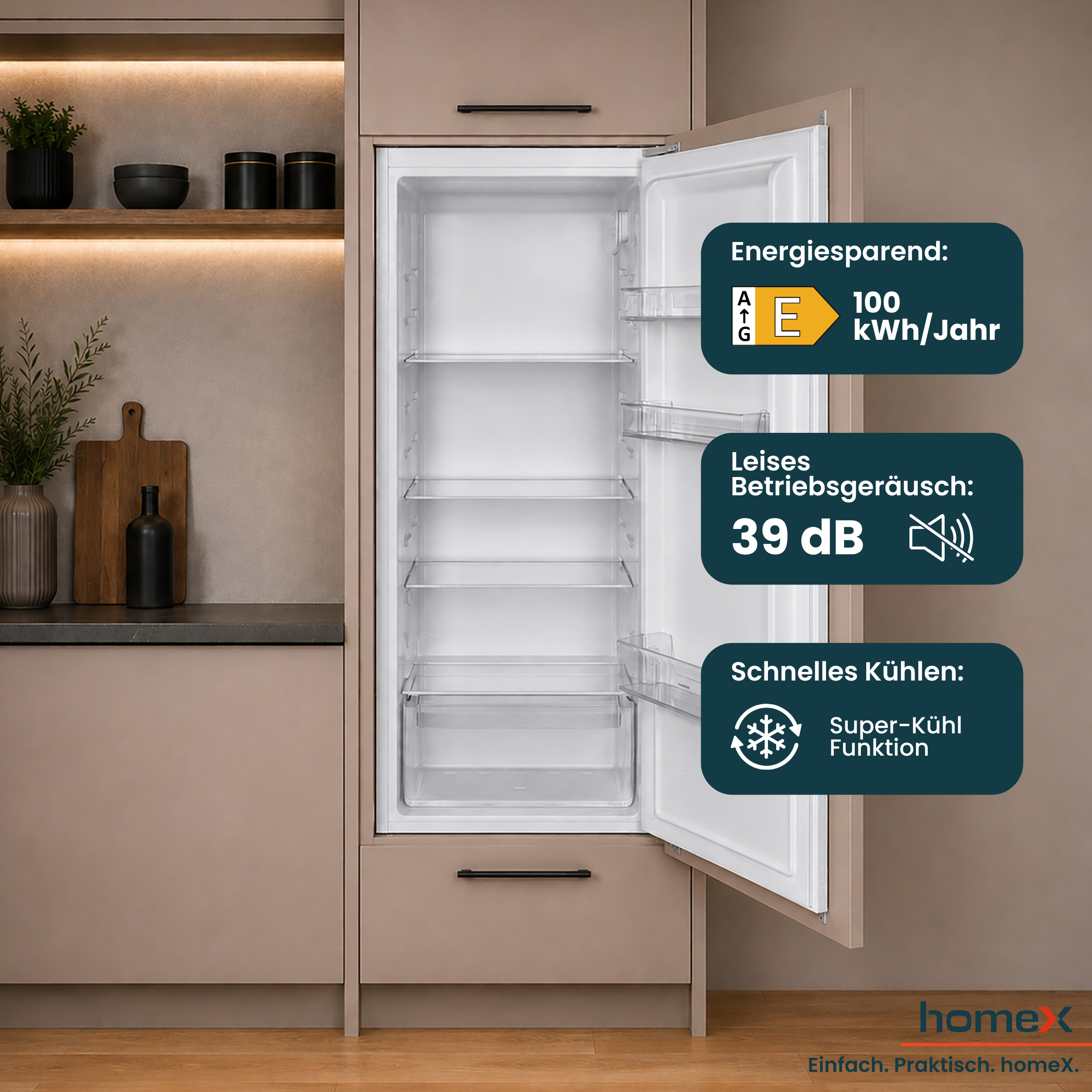 Ein leerer Kühlschrank mit geöffneter Tür. Energieeffizienzklasse E.