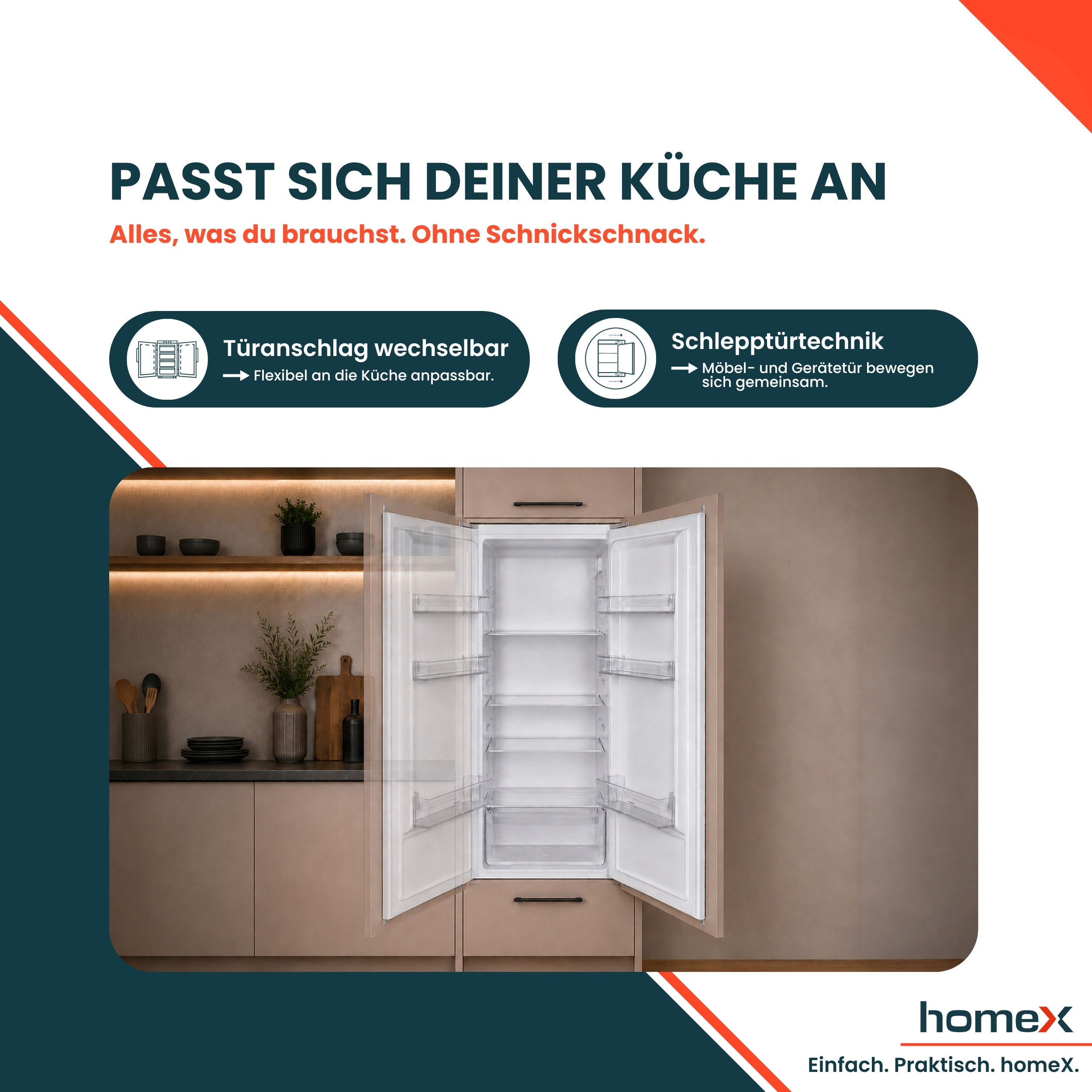 Offener Kühlschrank mit Einlegeböden und Türfächern. Küchentheke mit Utensilien und Pflanzen.
