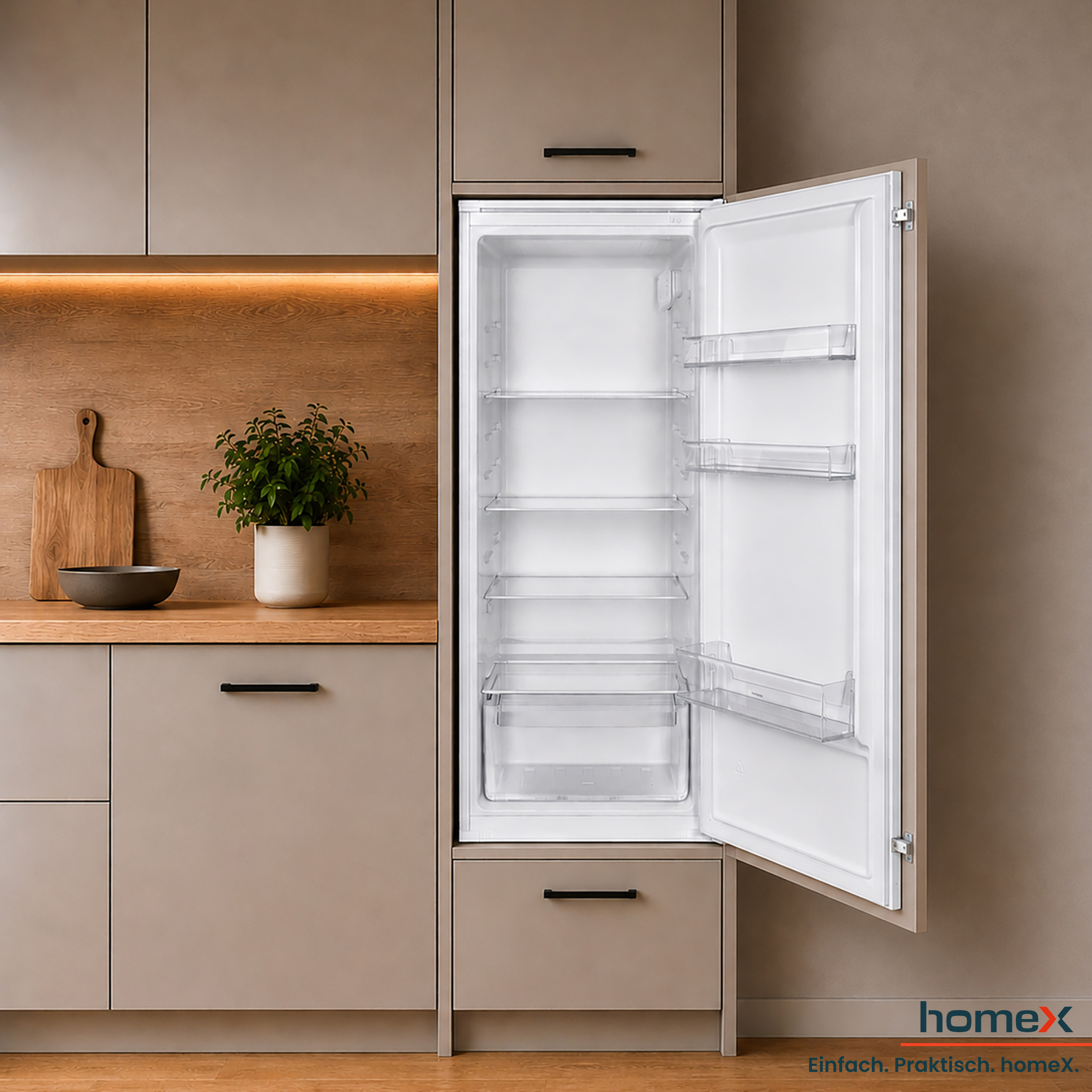 Ein offener Kühlschrank mit Regalen neben Küchenschränken und Holzakzenten.
