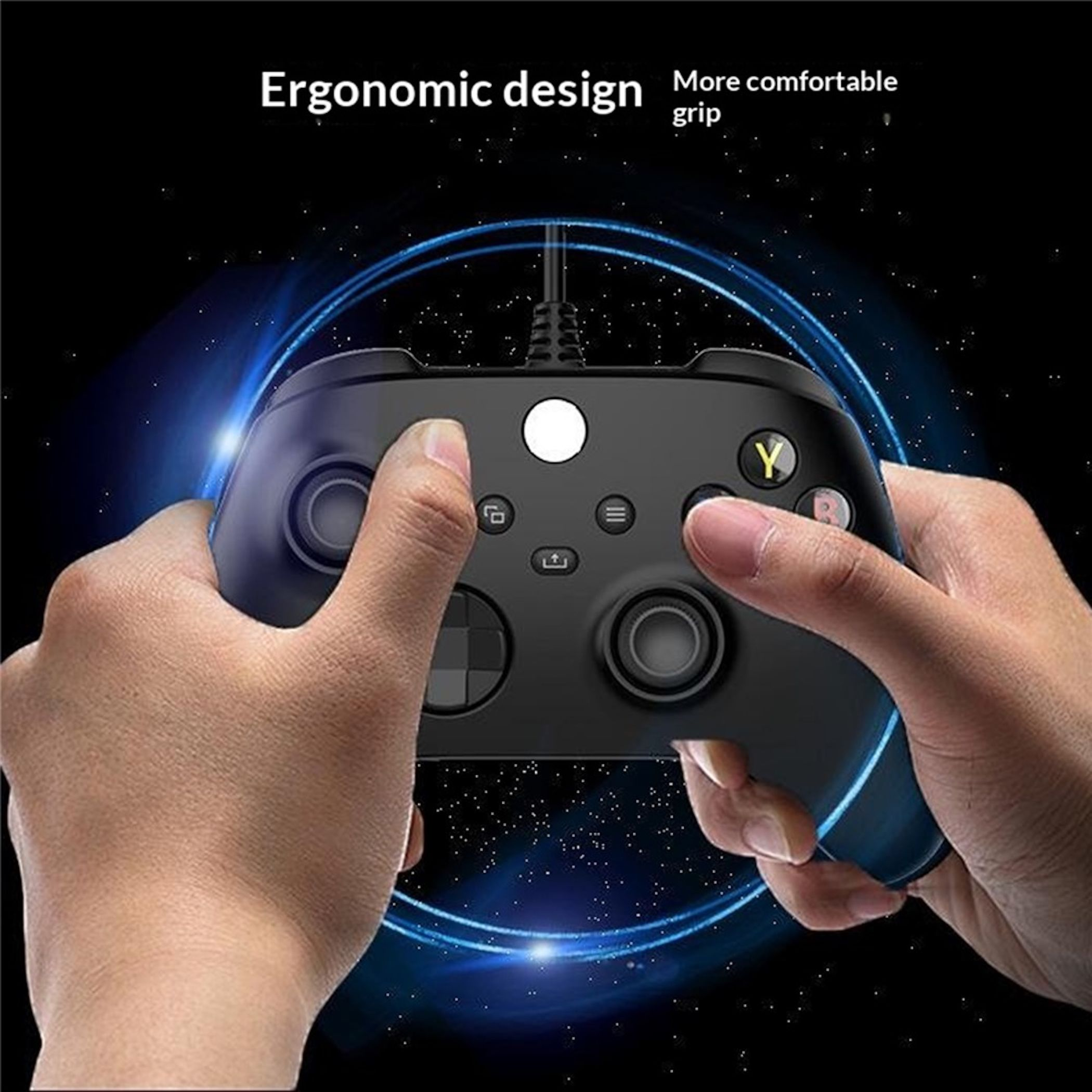 Eine Person hält einen schwarzen Gamecontroller mit blauen Lichteffekten im Hintergrund.
