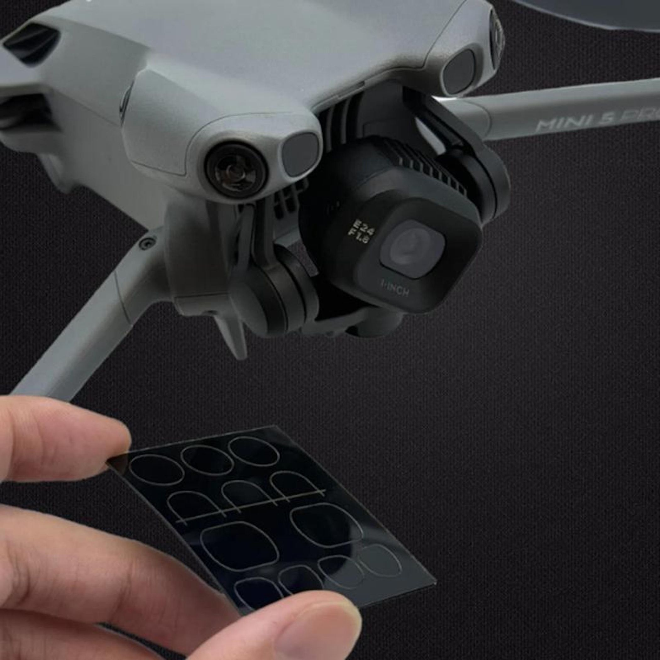 Gimbal drone DJI Mini 3 Pro grigio con obiettivo e foglio accessori.