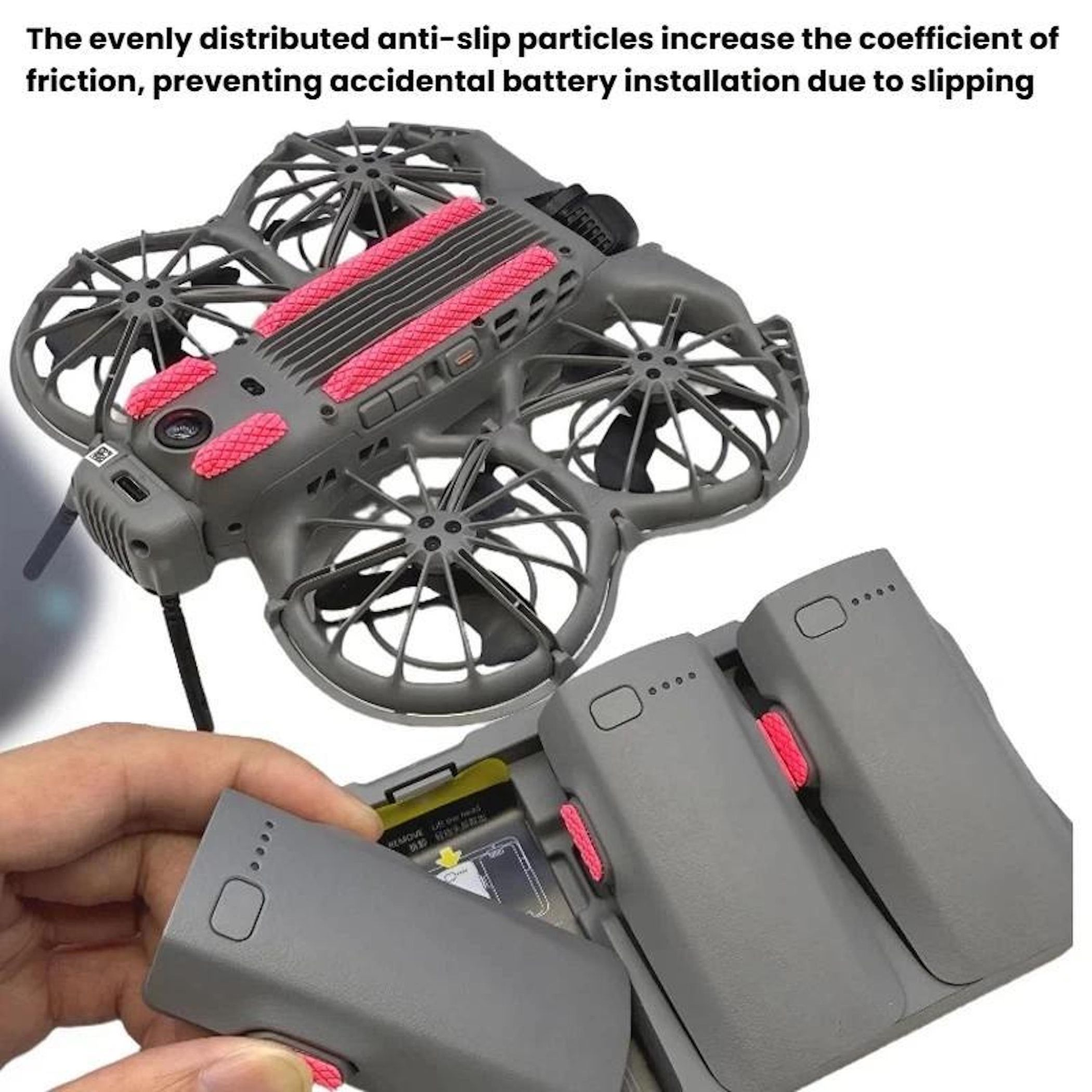 Mini drone grigio con cuscinetti antiscivolo rossi e mano che inserisce batteria.