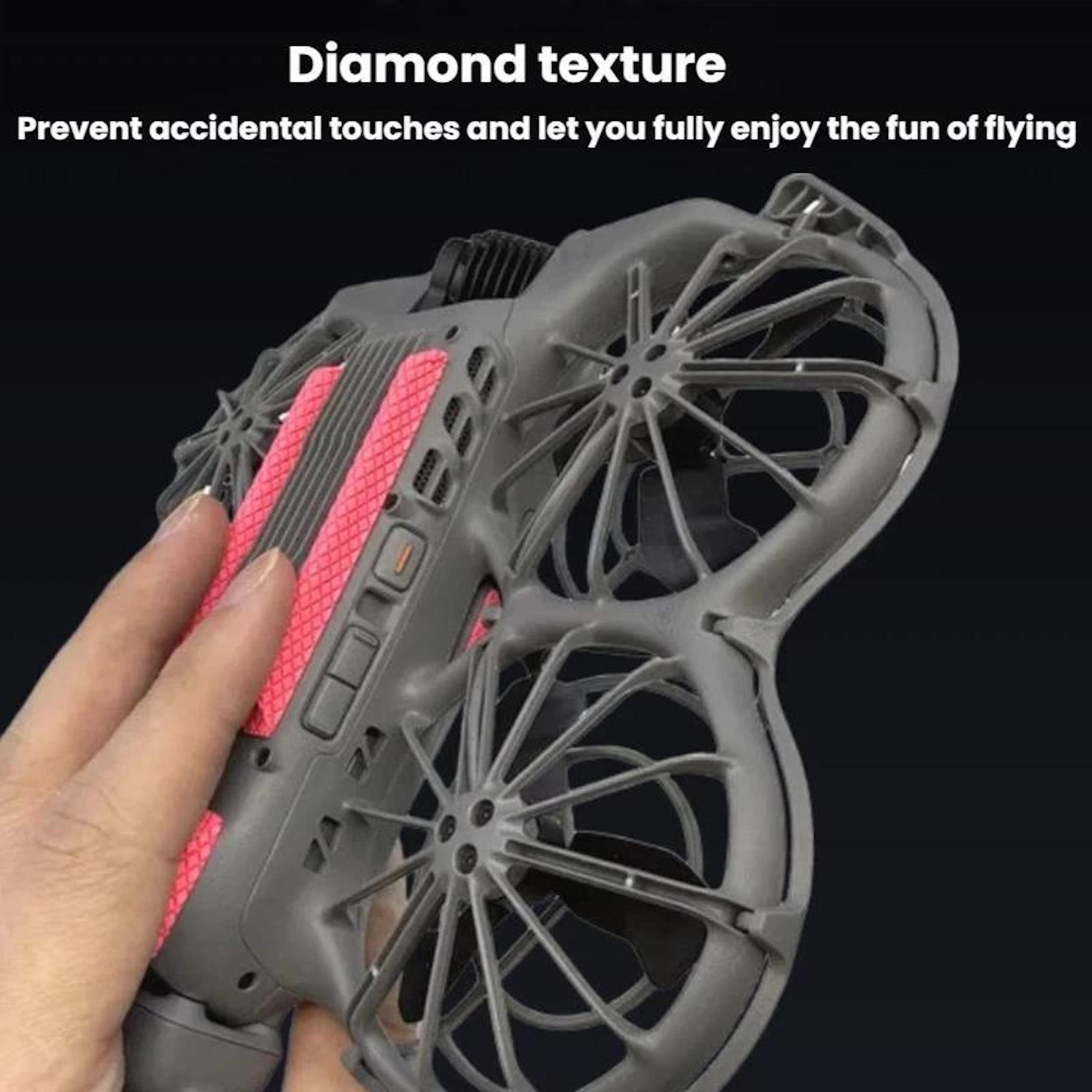 Corpo drone grigio con inserti rossi, tenuto da una mano.