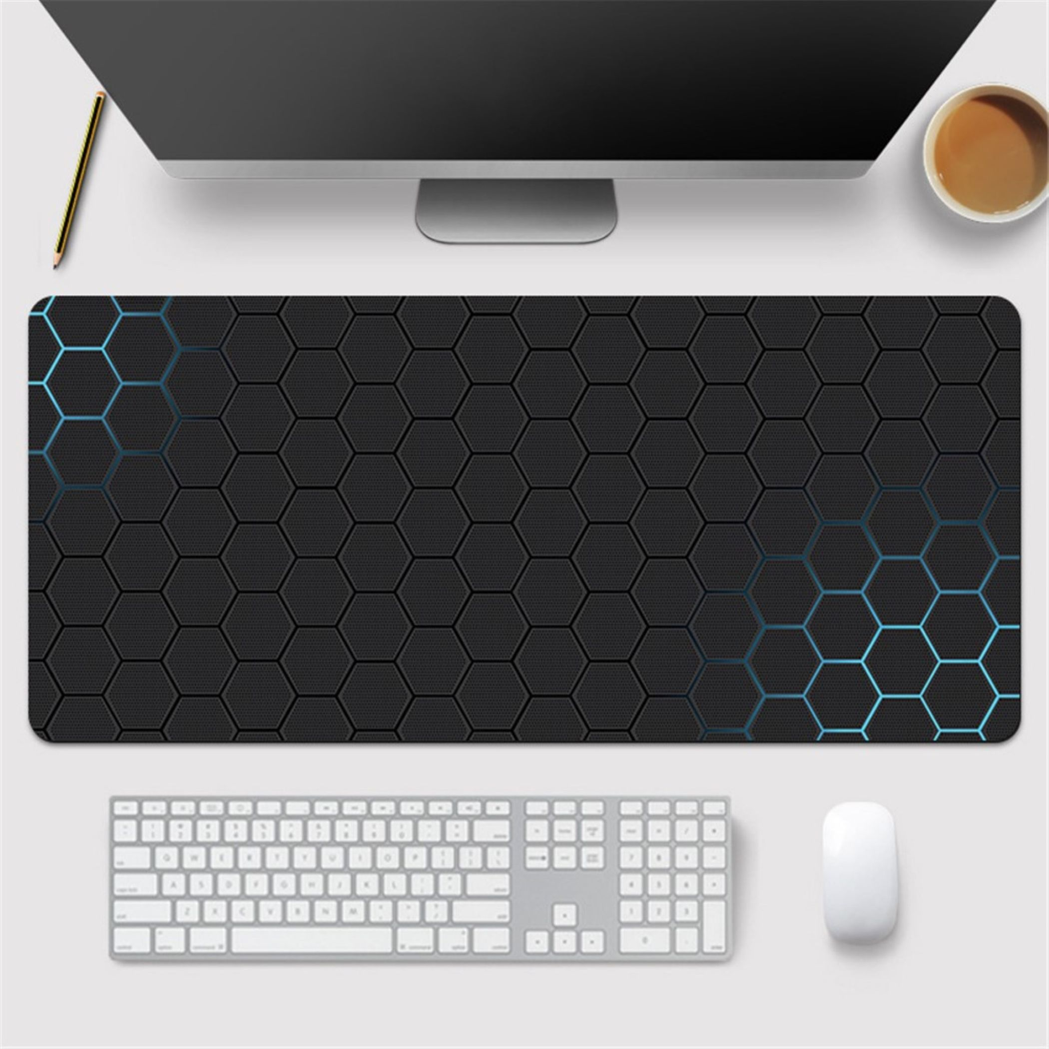 Eine schwarze Hexagon-Mausmatte mit blauen Akzenten, Tastatur, Maus und Computer.