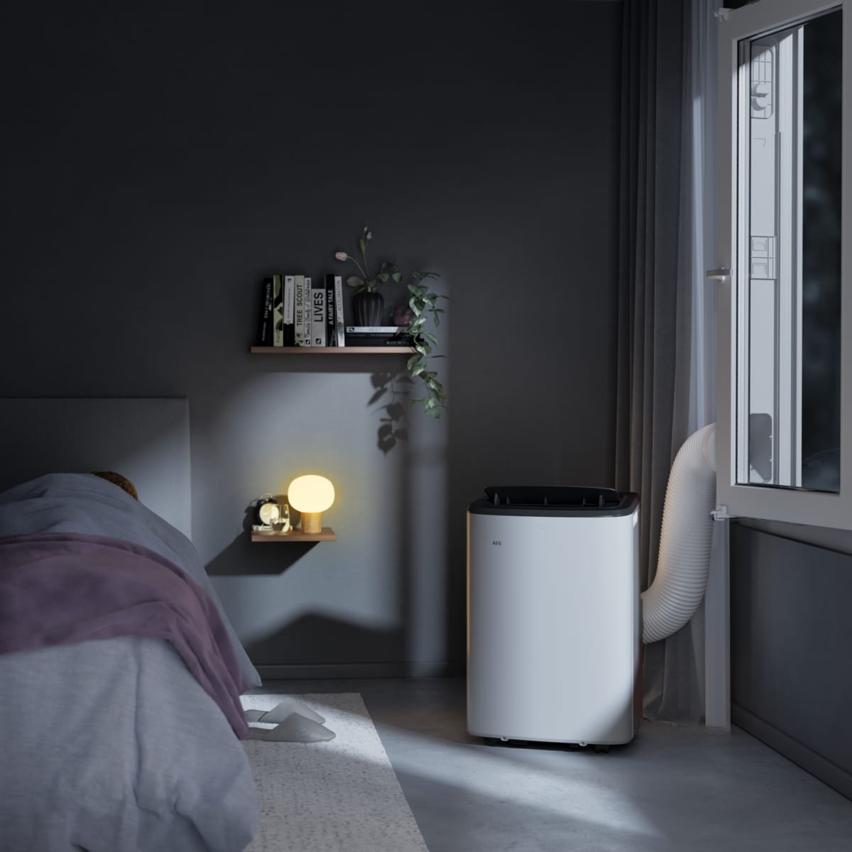 Ein tragbares Klimagerät steht neben einem Bett mit einer Decke und einem Nachttisch mit Lampe.