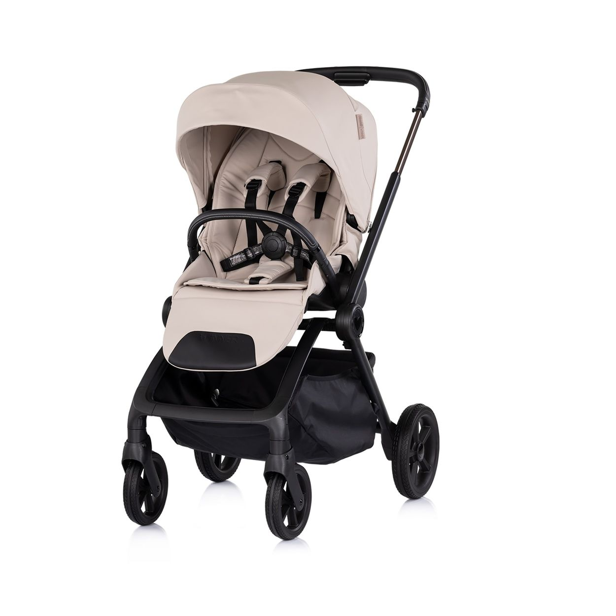 Ein heller beige Kinderwagen mit schwarzem Gestell und Aufbewahrungskorb.
