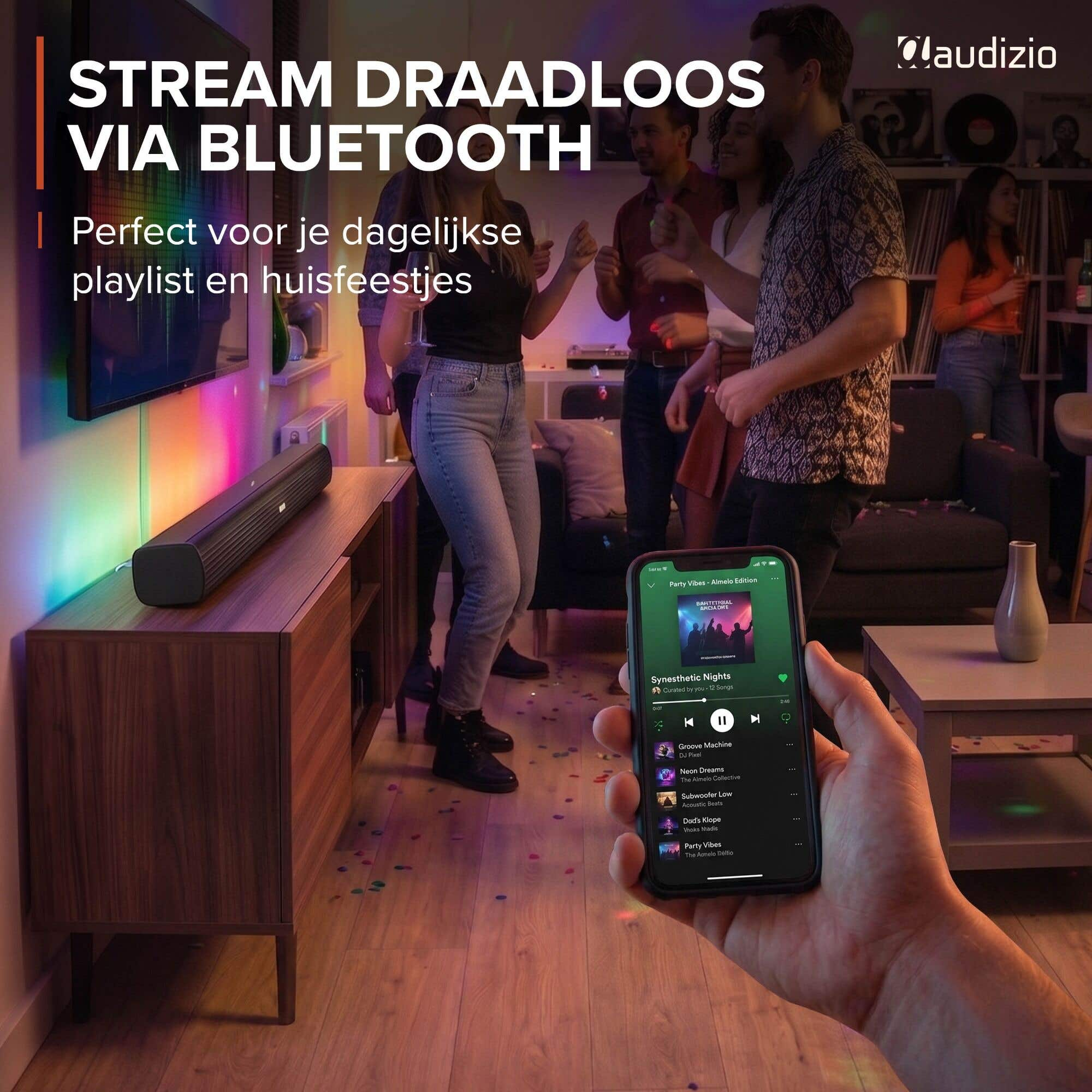Amigos bailando con luz ambiental, un teléfono muestra música, una barra de sonido lista.