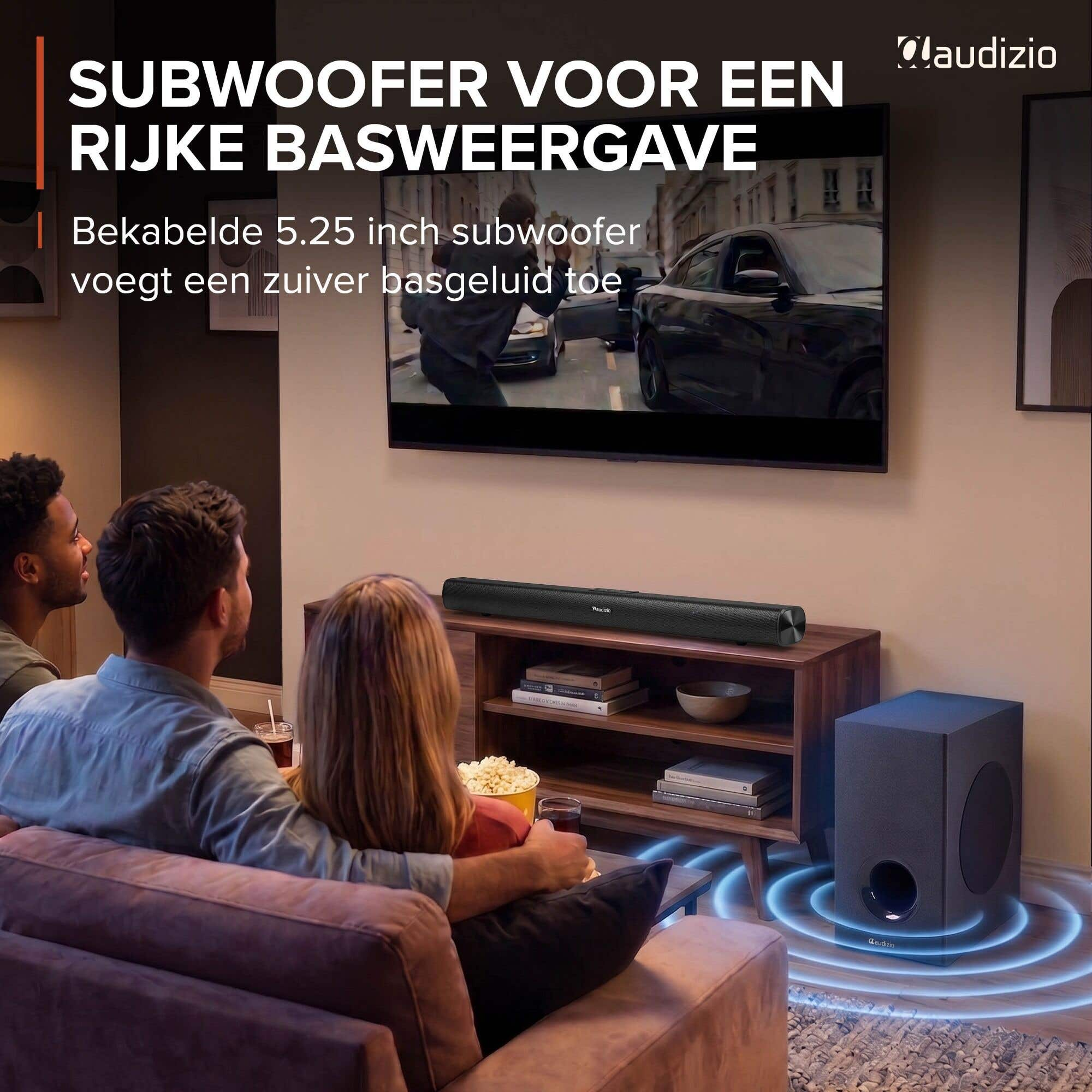 Una pareja ve la tele con un subwoofer cerca.