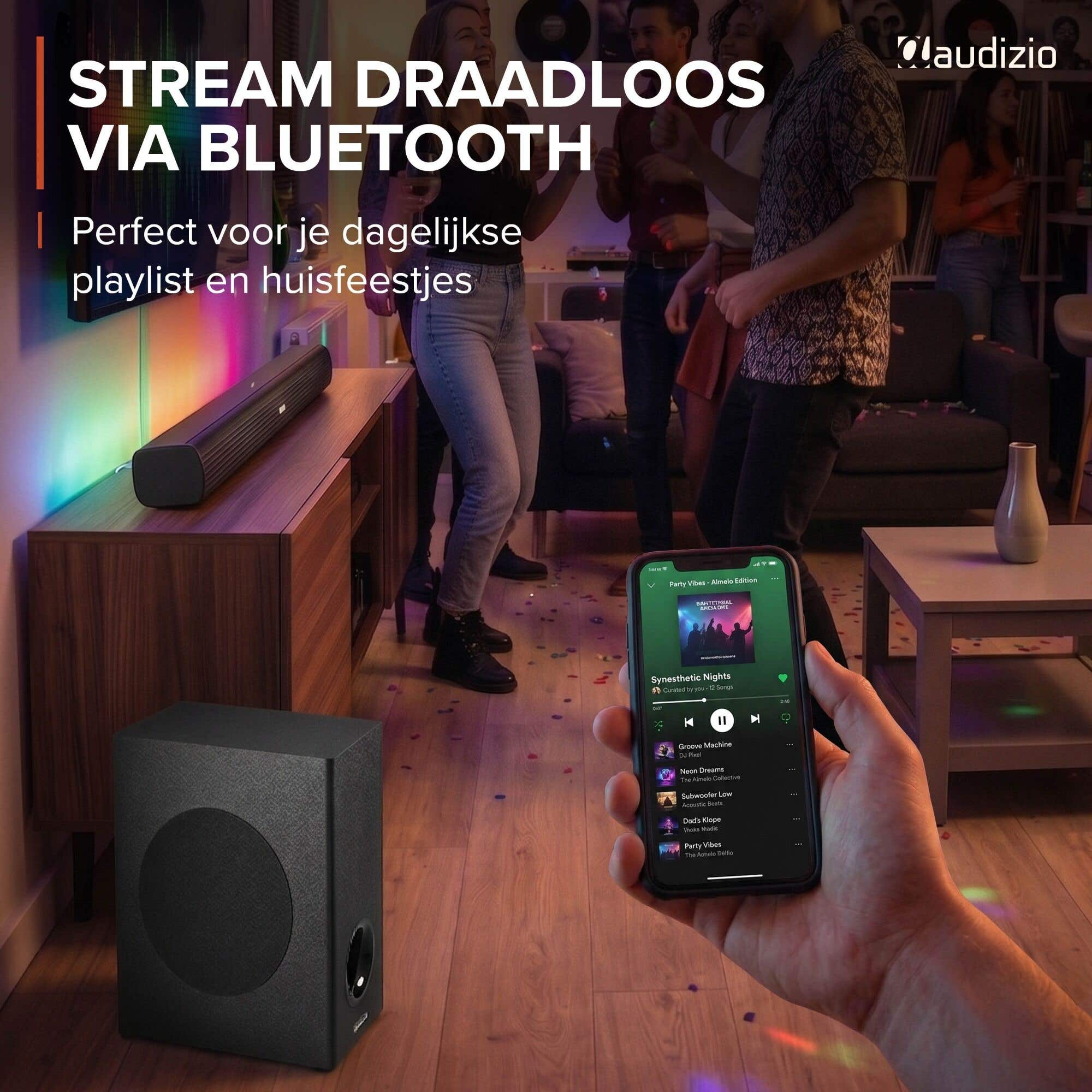 Un grupo de amigos celebra con luces de colores y música. Alguien sostiene un smartphone.