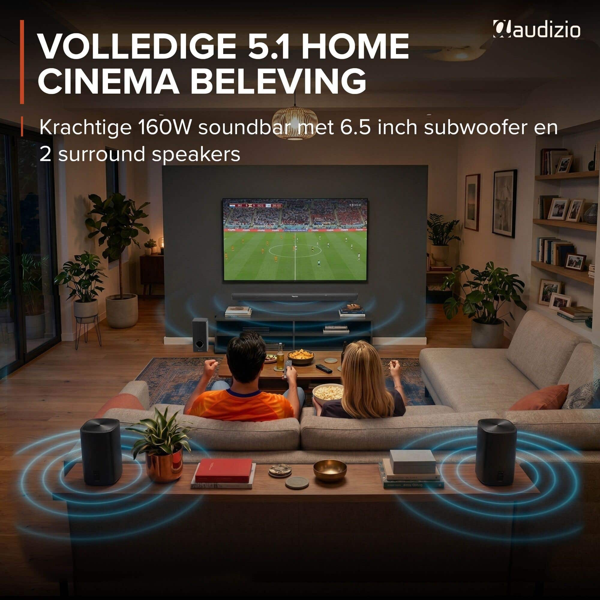 Una pareja mira la televisión, rodeada de altavoces Audizio y plantas.