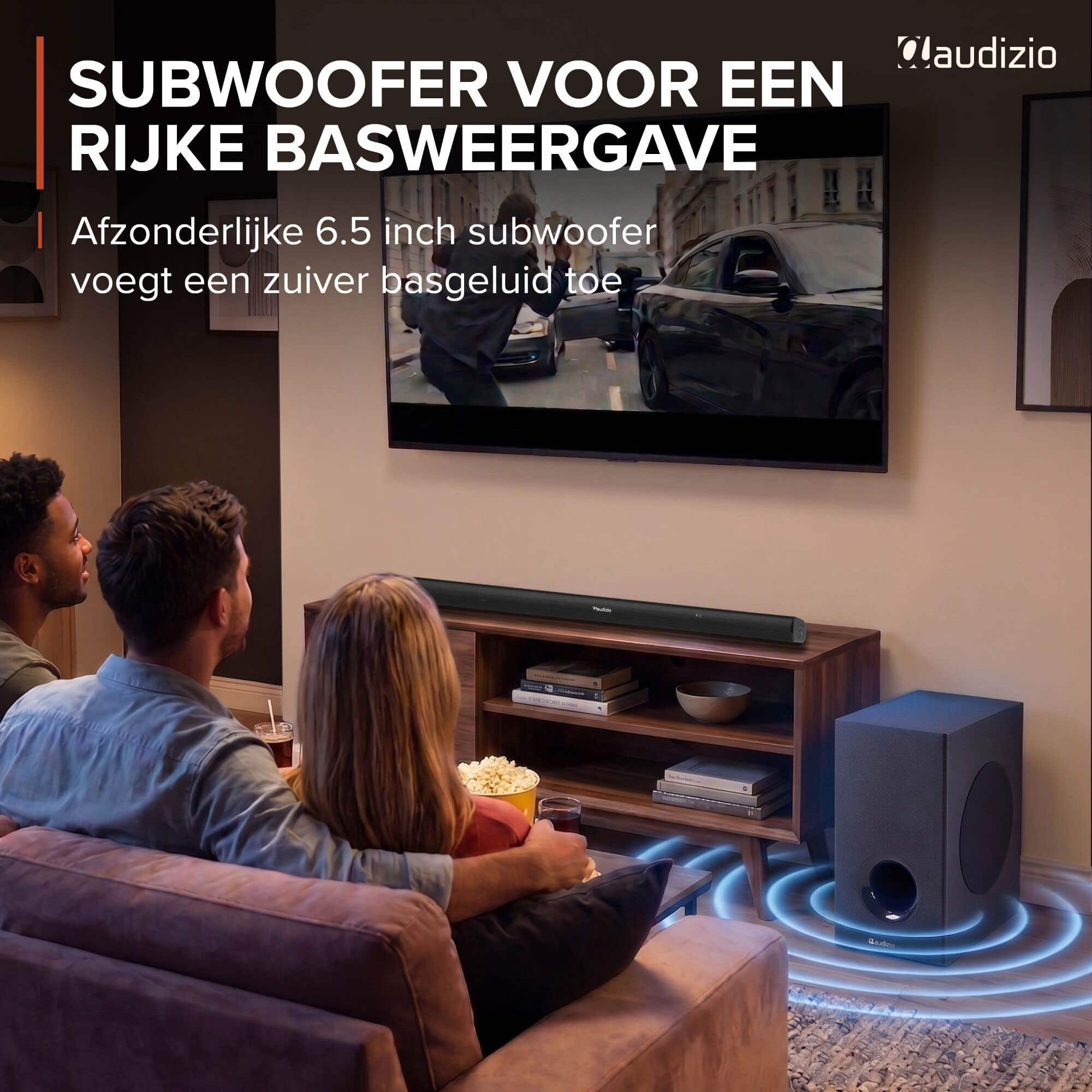 Una pareja mira una película, con un subwoofer cerca.