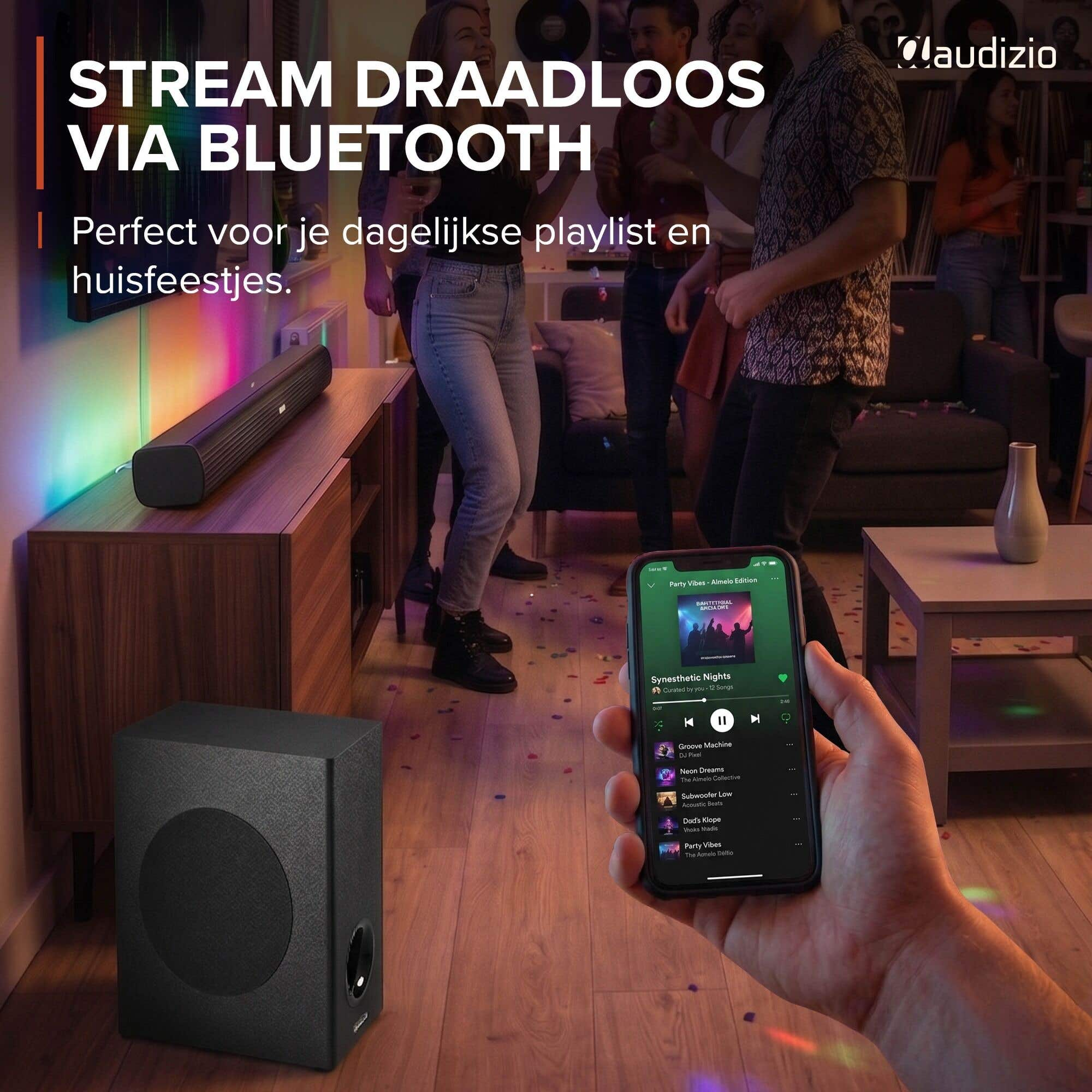 Una persona sostiene un smartphone con una app de música, mientras otras personas bailan.