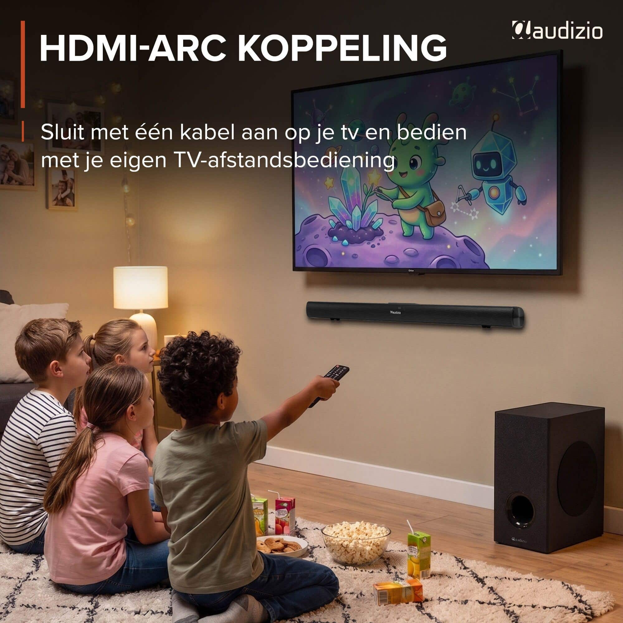 Cuatro niños sentados en una alfombra viendo la tele. Un subwoofer a la derecha.