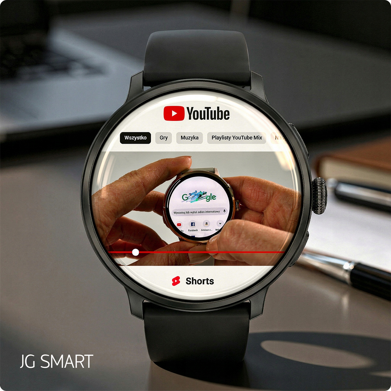 Smartwatch wyświetla YouTube Shorts. Ręce trzymają mniejszy zegarek z Google.