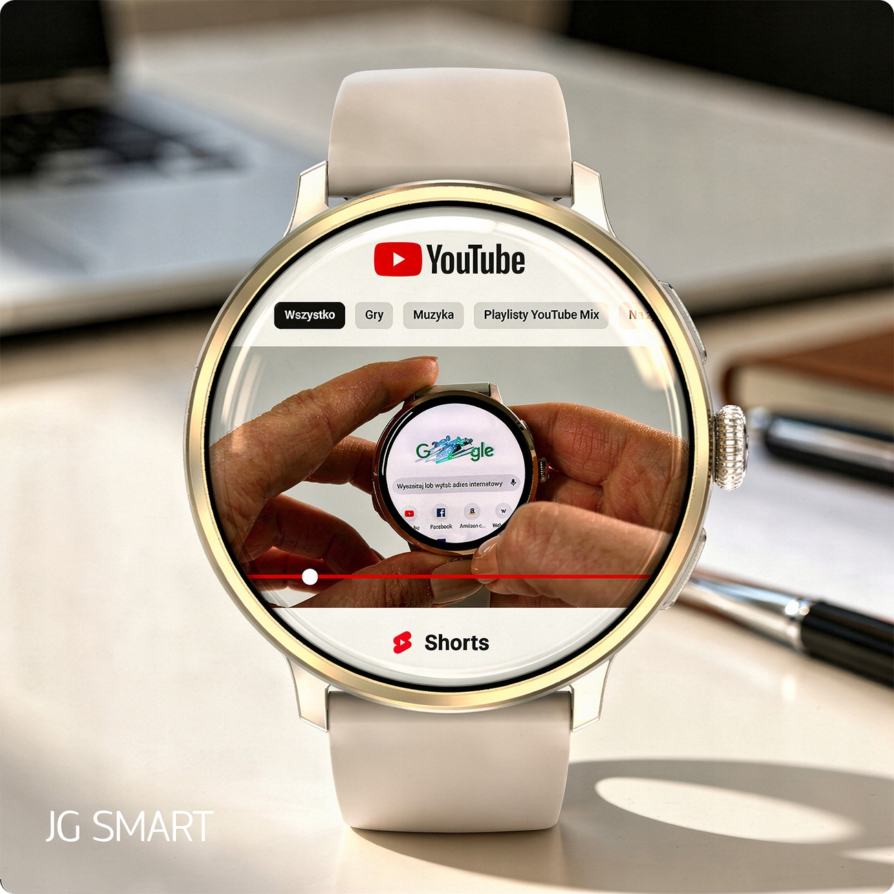 Smartwatch wyświetla YouTube Shorts. Ręce trzymają urządzenie z wyszukiwarką Google.