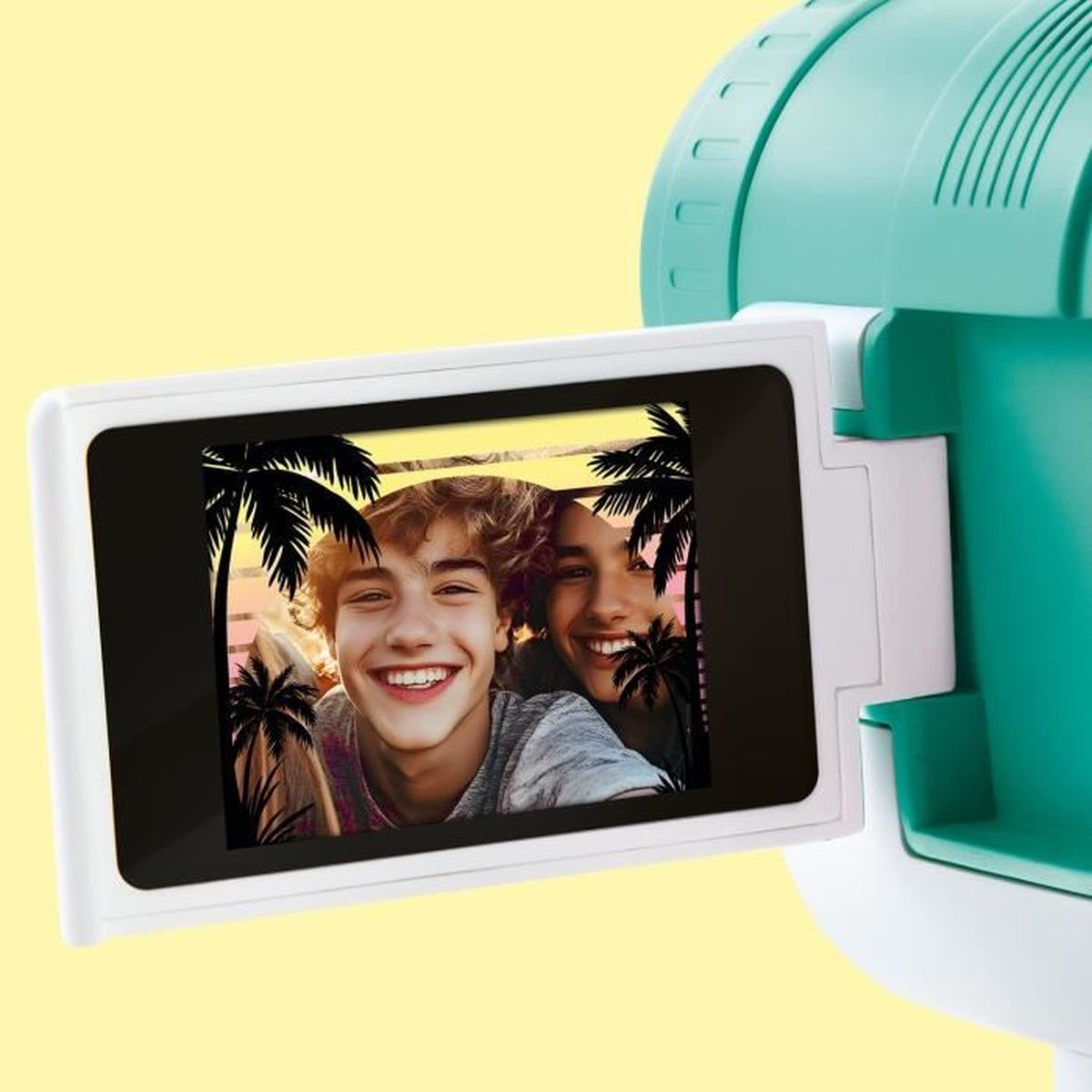 Dos chicos sonrientes se toman una selfie con palmeras y un atardecer tropical.