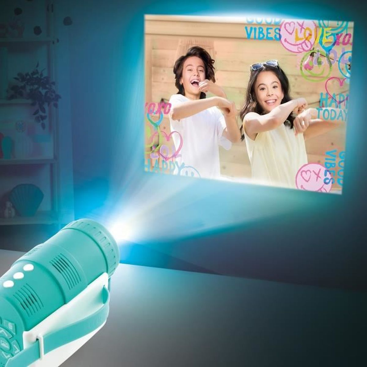 Un proyector muestra a dos niños con símbolos coloridos en una pantalla.