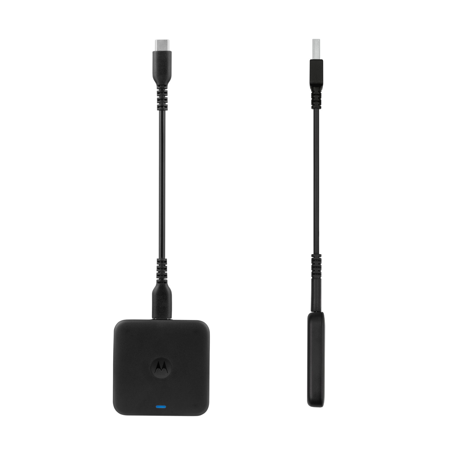 Schwarzer Motorola-Adapter mit USB-C- und USB-A-Anschluss, auf weißem Hintergrund.