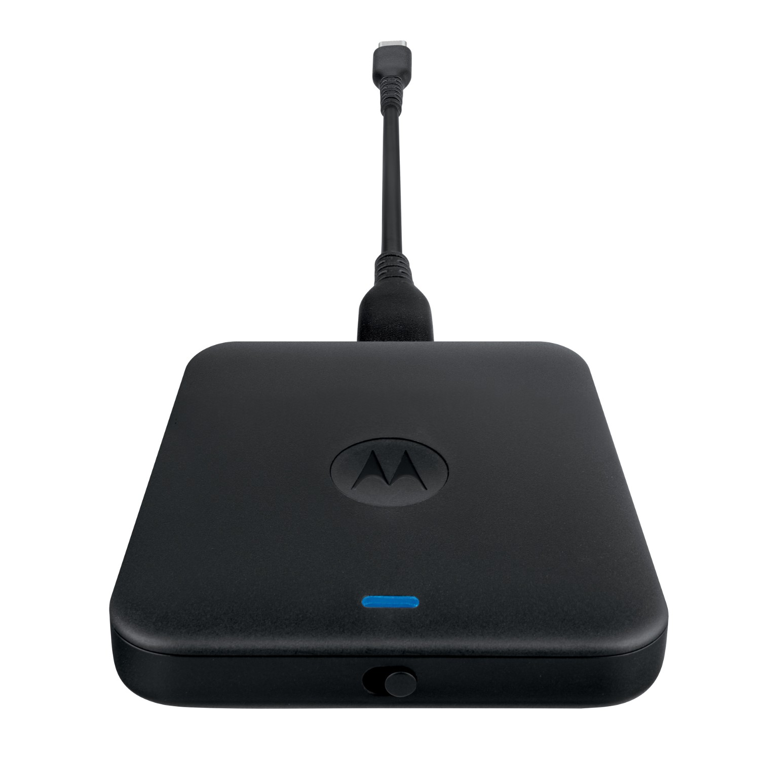 Schwarzes Motorola kabelloses Ladegerät mit USB-C-Kabel. Ein blaues Licht zeigt das Laden an.