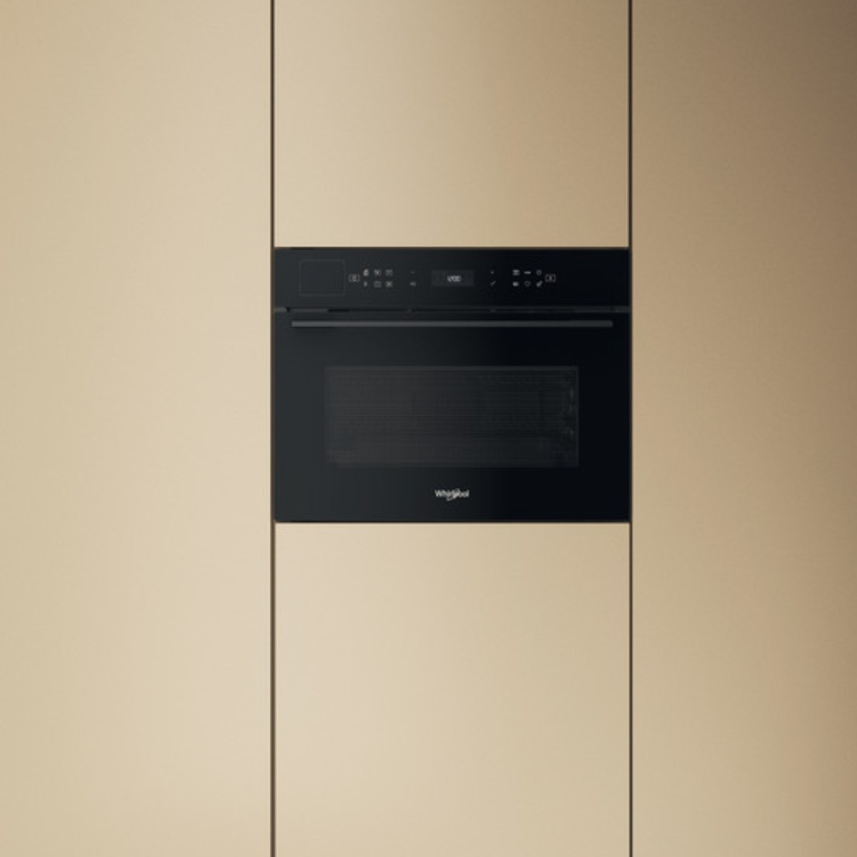 Microondas empotrado negro con panel de control, en un armario de cocina color crema.
